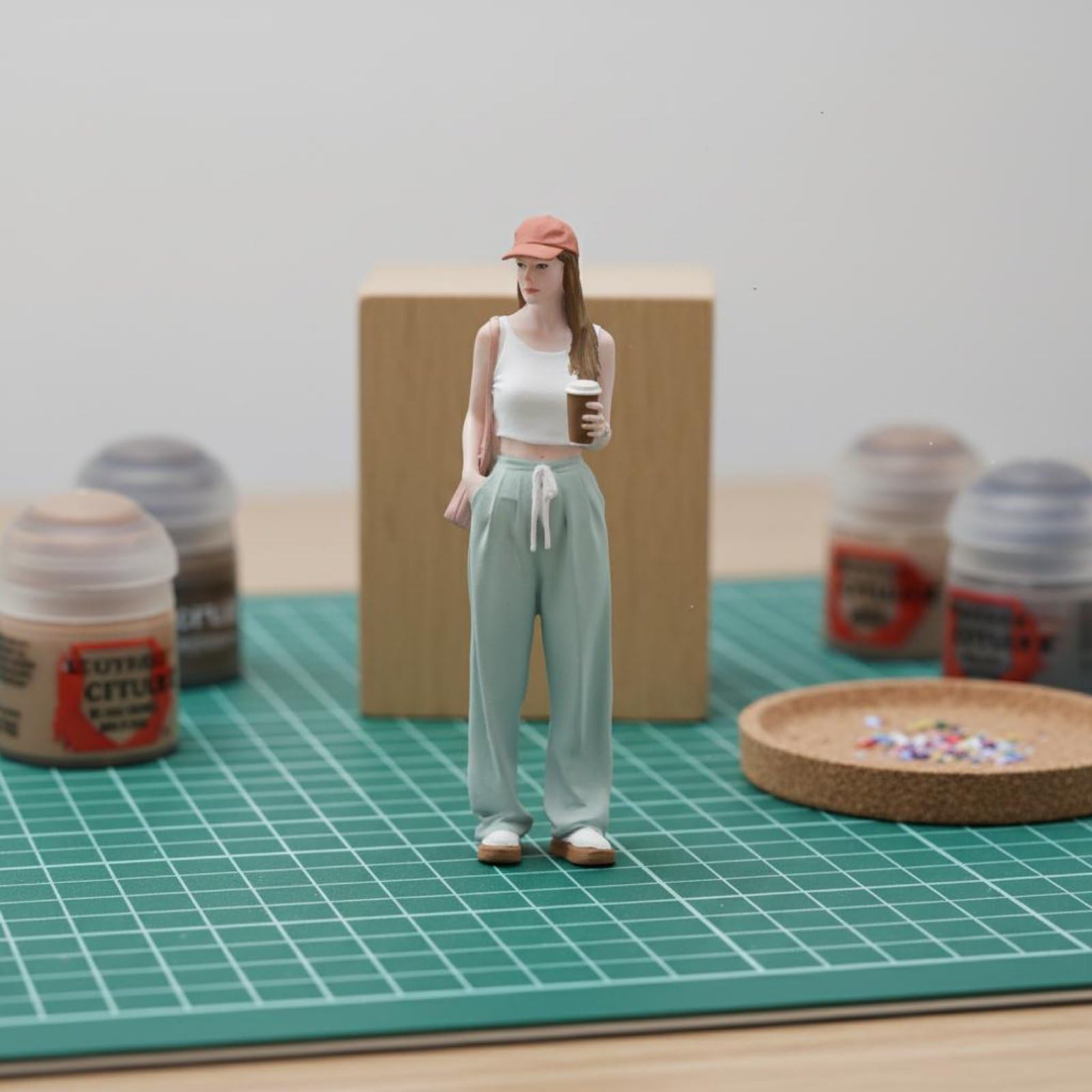 Miniatura Dipinta Figura Collezione Personaggio Femminile Statuina Resina Finitura Realistica Abbigliamento Casual con Tazza Adatta a Diorami, Moderna, Realistica, Miniatura-A