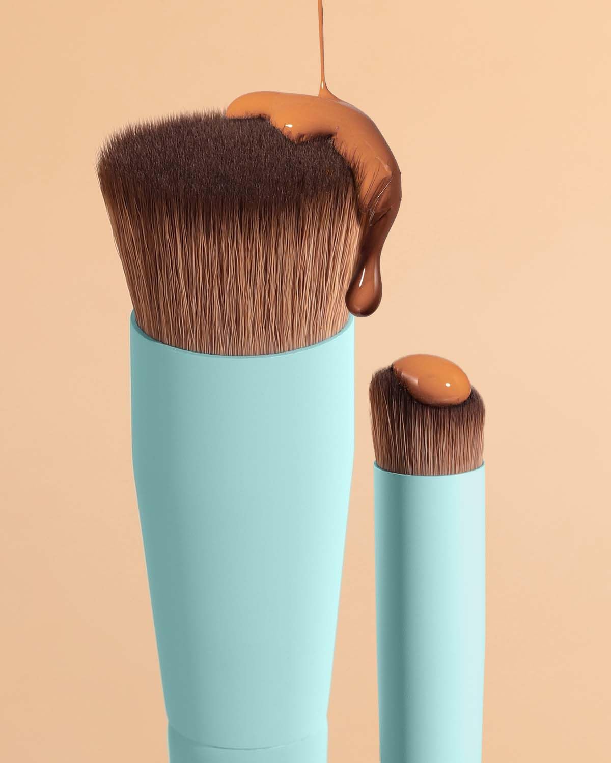 Eigshow - Pennello per fondotinta e correttore, pennello per make-up a doppia estremità per una copertura impeccabile del fondotinta, correttore per il contorno occhi, vegano e senza crudeltà (D110B)