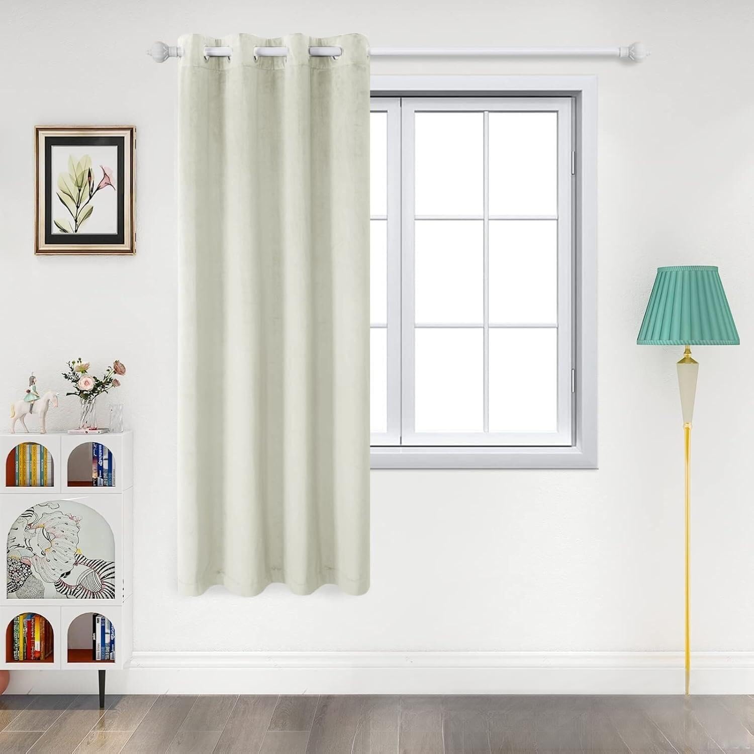 Rideaux occultants velours pour un salon beige chaleureux