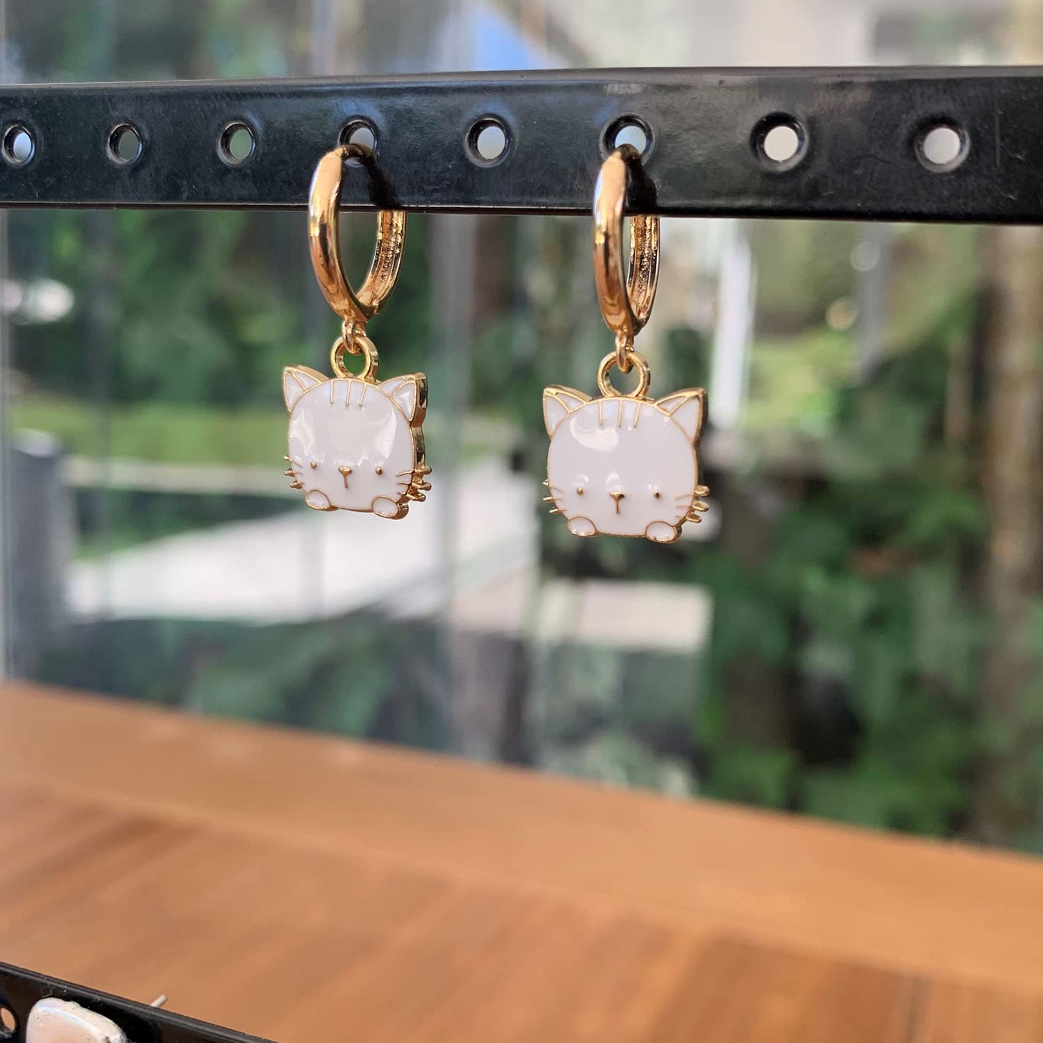 Petites Créoles Dorées Plaquées Or 14K avec Chatons Blanc ou Rose – Boucles d’Oreilles Légères Femme Fille Ado – Idée Cadeau Amoureuse des Chats – ASTER ALHELÍ