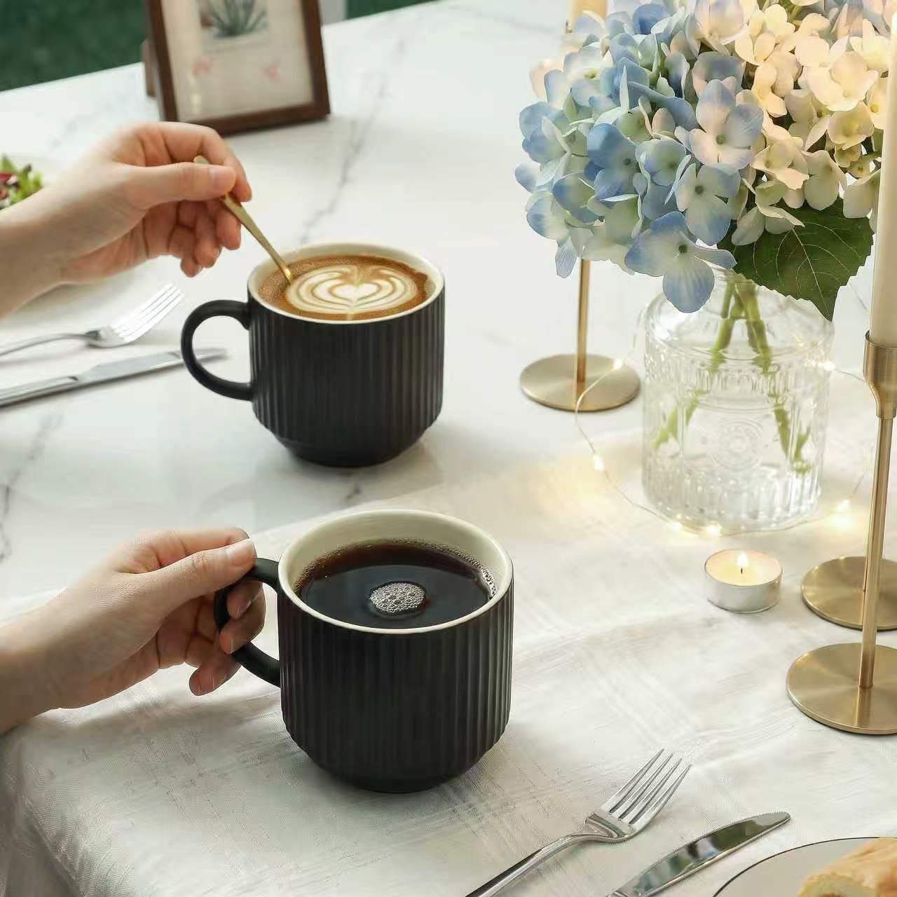 Hasense Kaffeetassen aus Keramik, 4-teiliges Set mit Ständer, stapelbar, groß, Porzellan, gerippt, für Cappuccino, Tee, heißen Kakao, Getränke, spülmaschinen- und mikrowellengeeignet, Schwarz