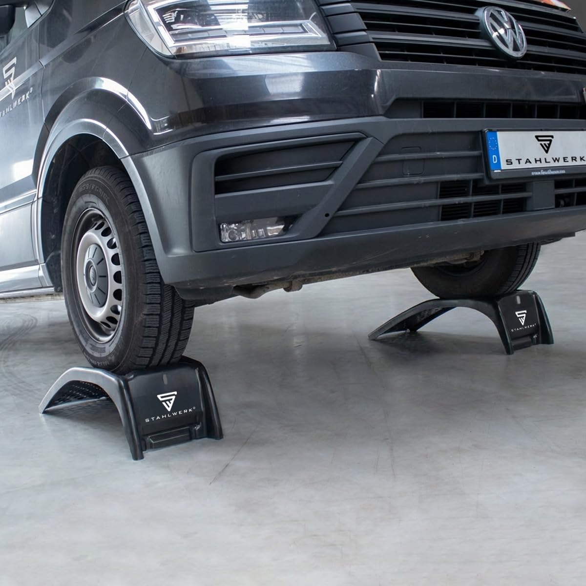 STAHLWERK Auffahrrampen – 2 Stahl-Auffahrrampen mit 3.6 t Traglast pro Paar, für Reifenbreiten bis 230 mm, 900 x 300 x 240 mm, 2 x Auffahrkeile PKW/LKW