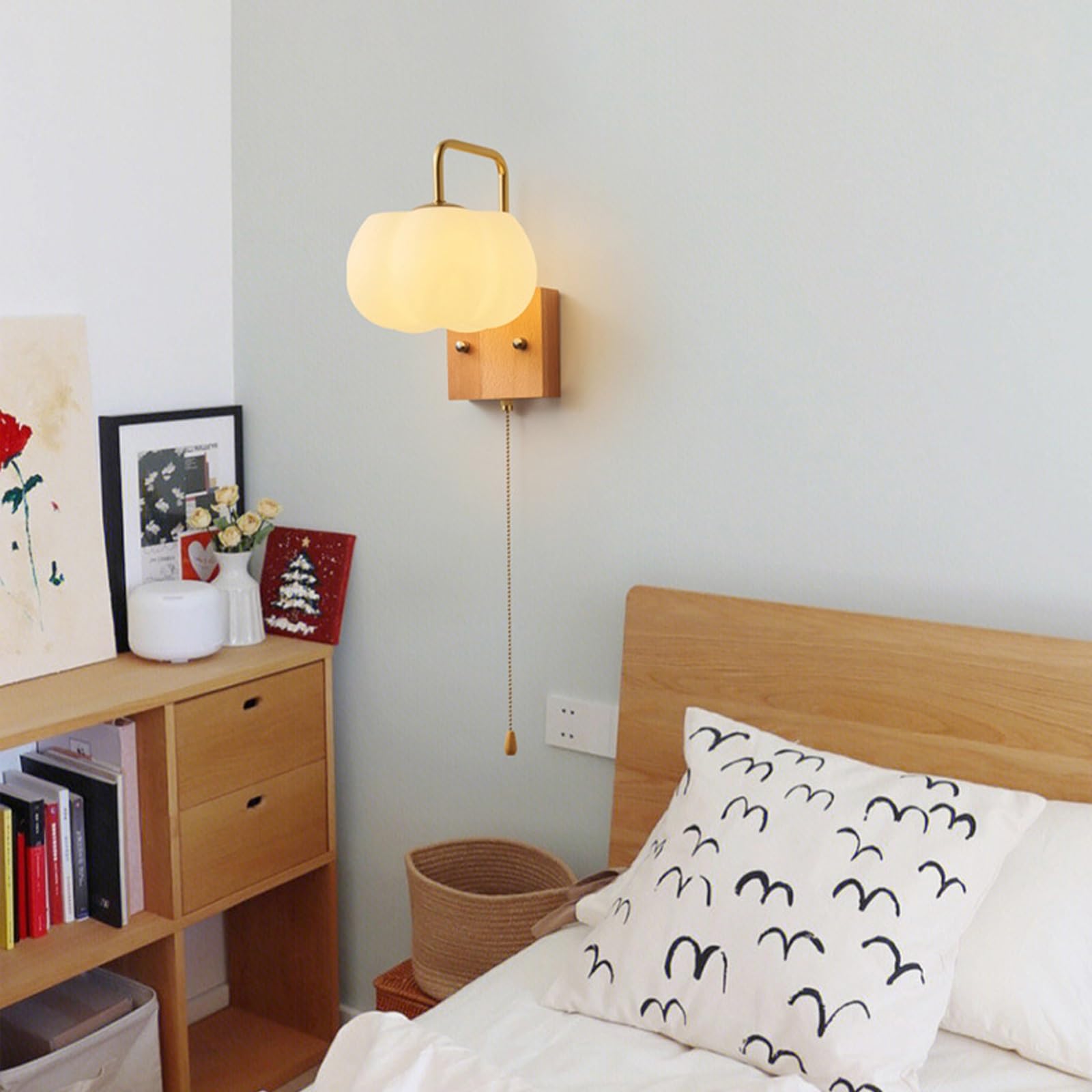 Lampa ścienna z litego drewna Nowoczesny kinkiet wiejski z włącznikiem na łańcuszku, rustykalna kinkiet nocny wiejski, drewniana podstawa i biały akrylowy abażur do sypialni(Wood)