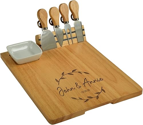 Tabla de cortar de madera dura grabada personalizada con cuchillos de queso, marcadores de queso y plato de cerámica, diseñada y comprobada por