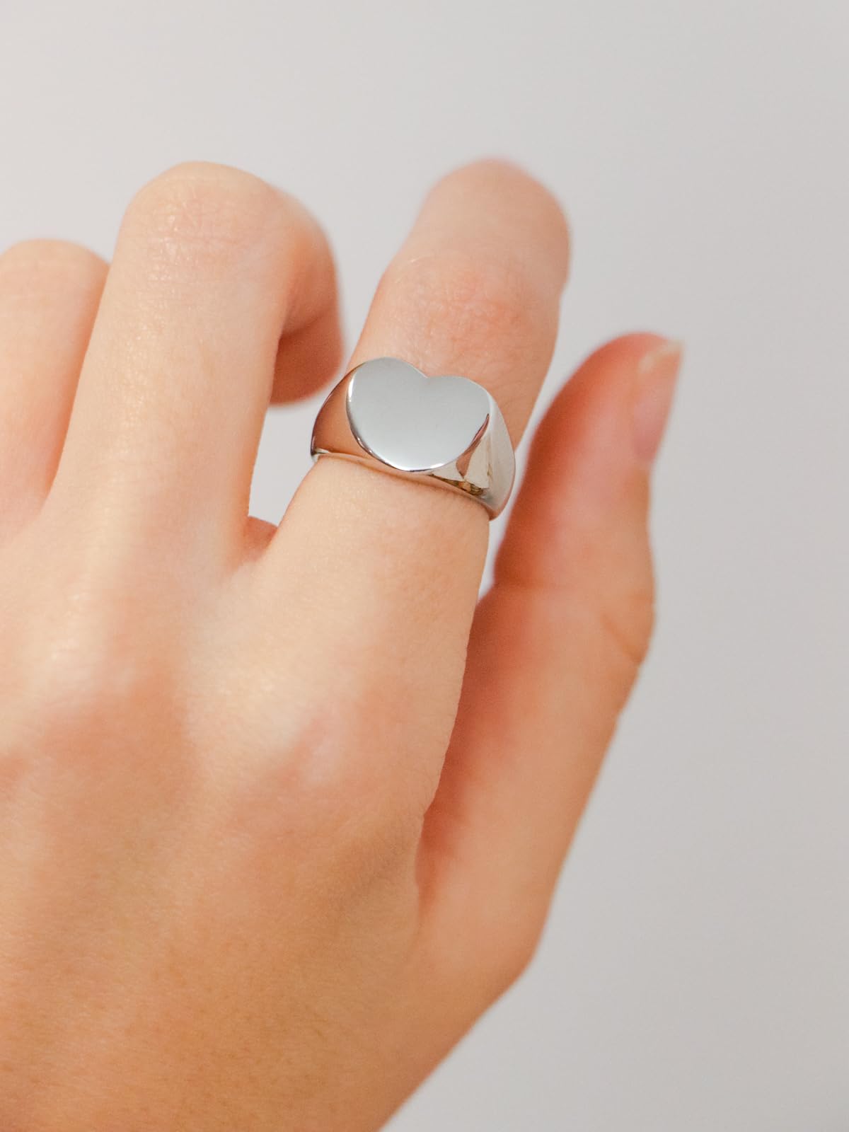 Anillo de Sello con Corazón y Inicial Grabada - Joyería Personalizada