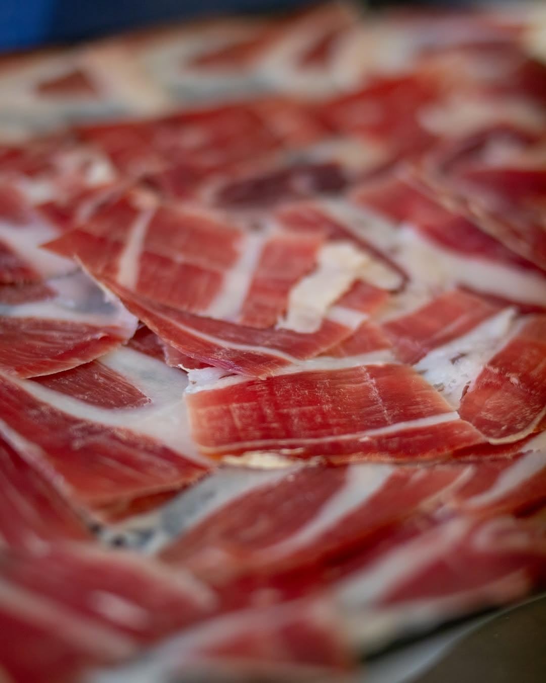 Jamón 100 % Ibérico de Bellota – MONTJAM Etiqueta Negra- Pieza entera de 48 meses de curación natural – Alimentación natural y tradicional