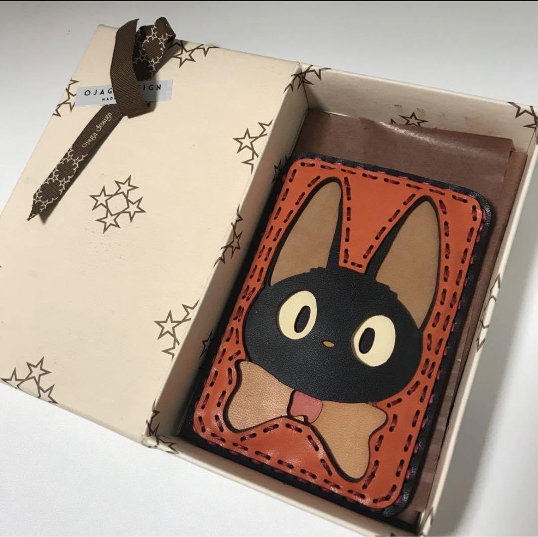 OJAGADESIGN - オジャガデザイン  魔女の宅急便 ジジ パスケース Amazon | [オジャガデザイン] 「魔女の宅急便」ジジ レザーパス