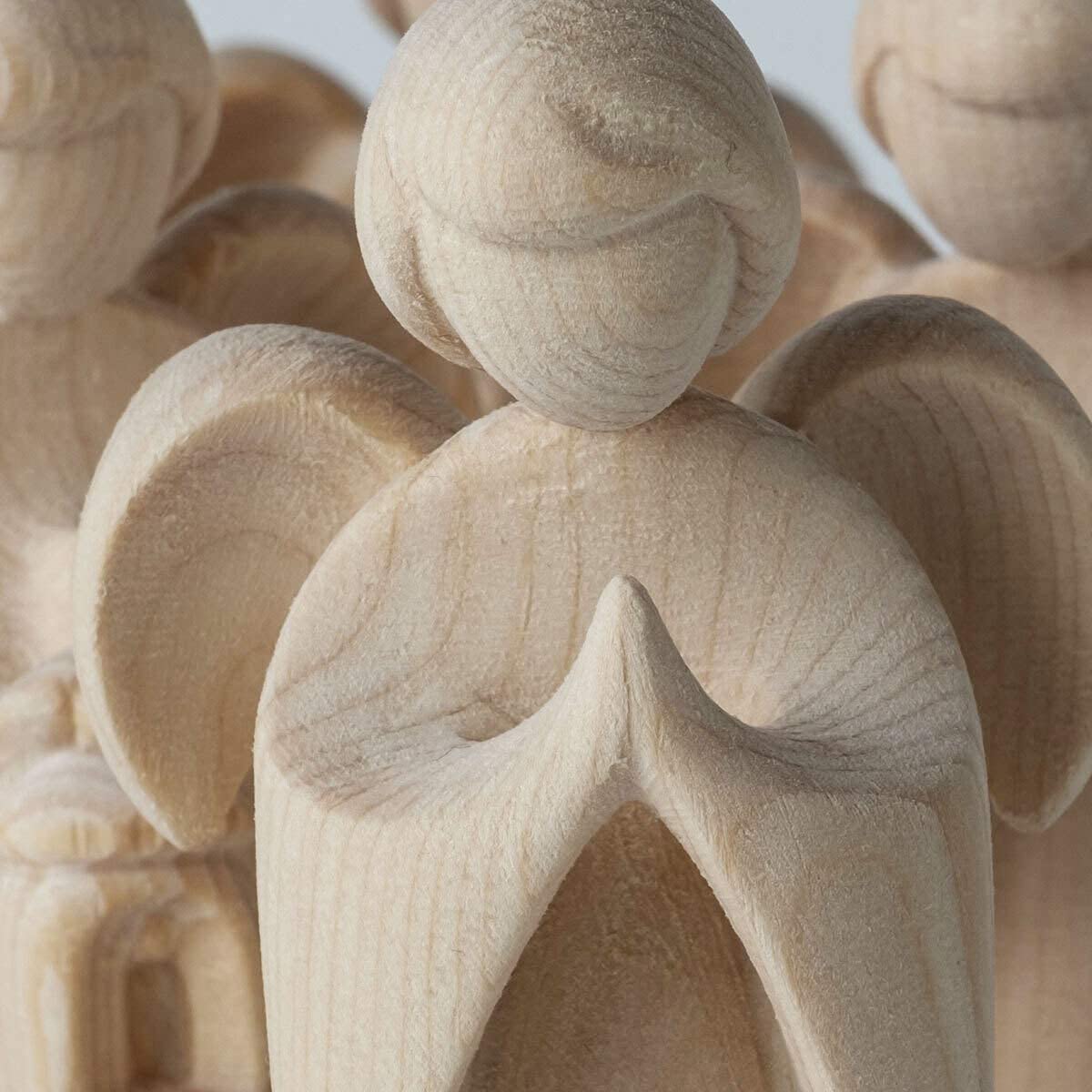 4betterdays.com Angelo custode classico in legno di pino cembro – Artigianato in Alto Adige – Odore di cembro/altezza 9 cm/figura angelo, regalo per battesimo/angelo custode in legno