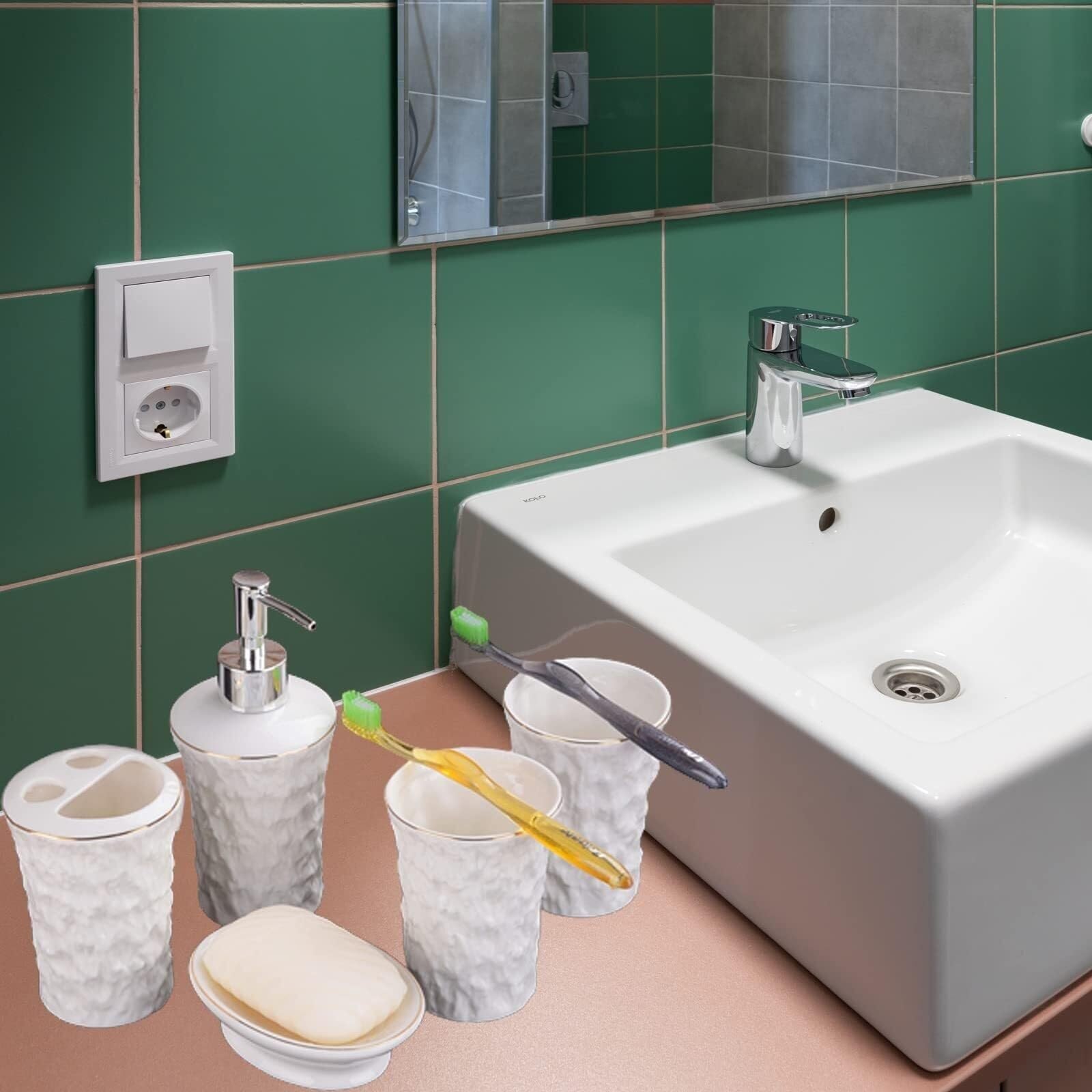 Set di accessori per il bagno Dispenser di sapone, portaspazzolino, 2 tazze, bianco con decorazioni moderne for la casa in oro, 5 pezzi Arredamento per gli affittuari