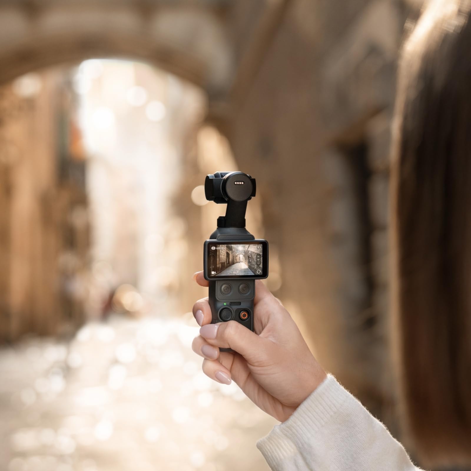DJI Osmo Pocket 4 Combo Standard, fotocamera stabilizzata tascabile per vlog, CMOS da 1″ e 4K/240fps, stabilizzazione a tre assi, 107 GB di memoria integrata (Standard Combo)