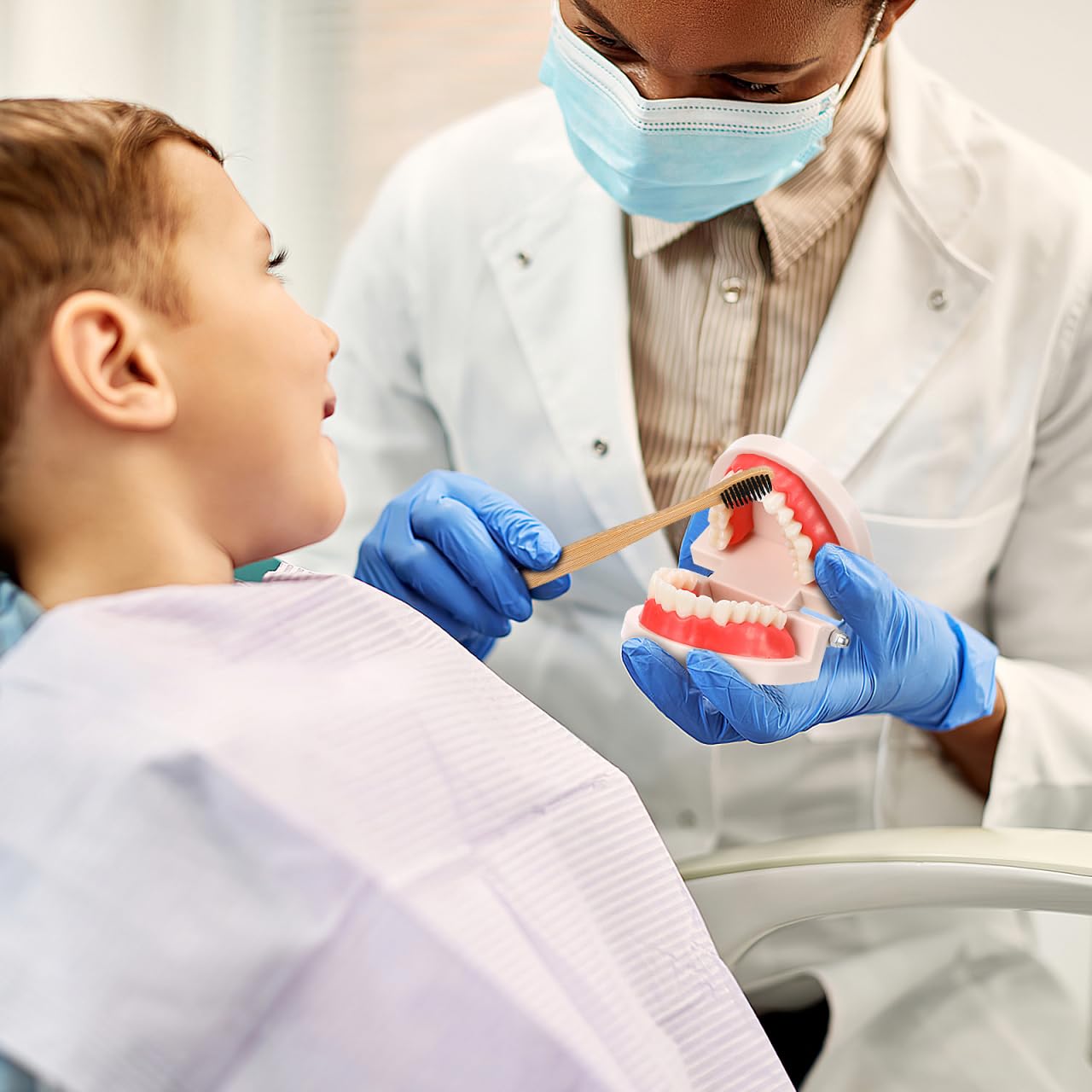 SUPVOX 1 ensemble de jeu éducatif en bois pour le brossage des dents avec lavage gargarisme outil d'apprentissage précoce pour la sensibilisation à l'hygiène brosse à dents incluse Couleur aléatoire