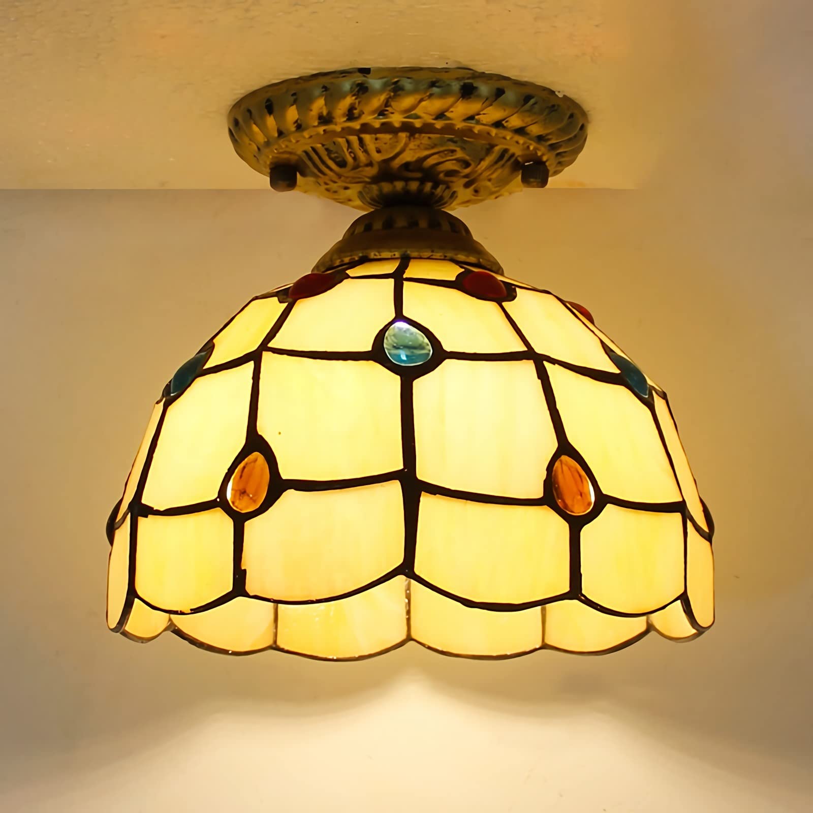Plafonnier Tiffany pour chambre et couloir apportant une lumière douce