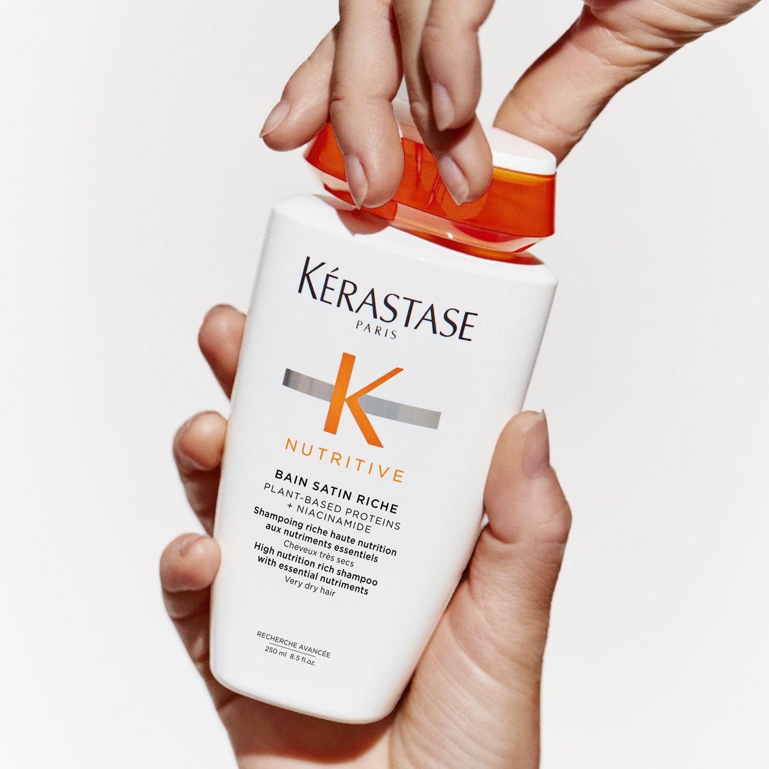 Kérastase Nutritive, Champú Hidratante, Fortalece y Repara la Fibra Capilar, Con Proteínas Vegetales, Fórmula con Polímeros Antisequedad, Para Cabello muy Seco, Bain Satin Riche, 250 ml