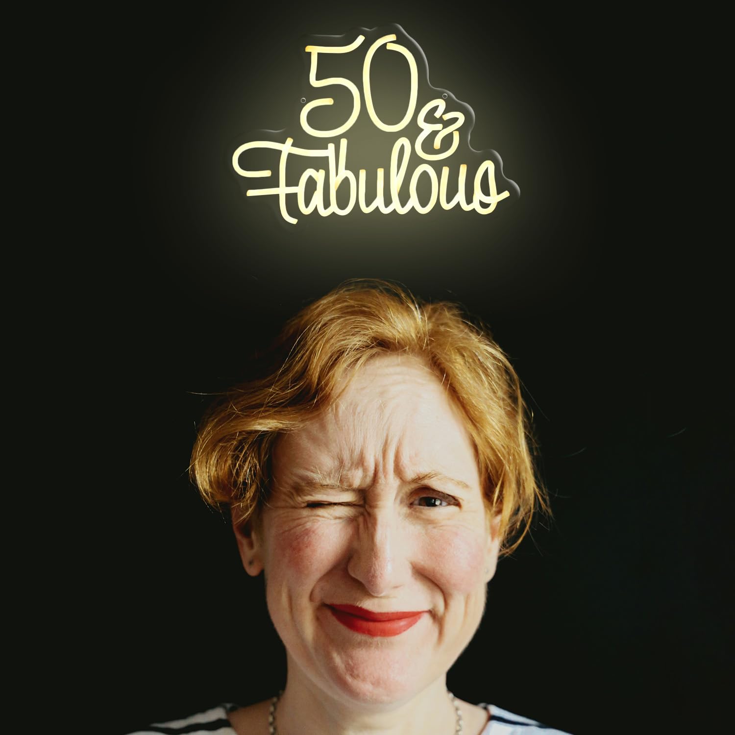 Neonowy znak "Fifty Years Old", 50 lat, na 50. rocznicę ślubu, urodziny, przyjęcie, dekoracja, ciepła biel, światło LED dla żony, mamy, córki, siostry, cioci, najlepszych przyjaciół, przyjaciółek,