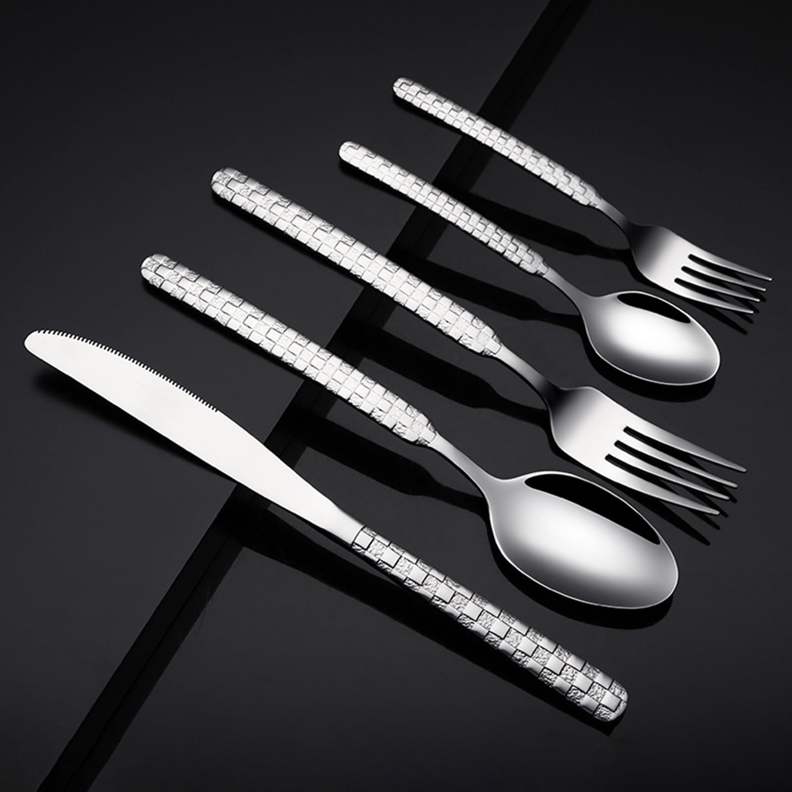 Ce Service de Couverts pour 16 Personnes Comprend Un Couteau de Table, Une Fourchette de Table, Une cuillère de Table et Une cuillère à Dessert, Le Tout en Acier Inoxydable martelé. Couleur