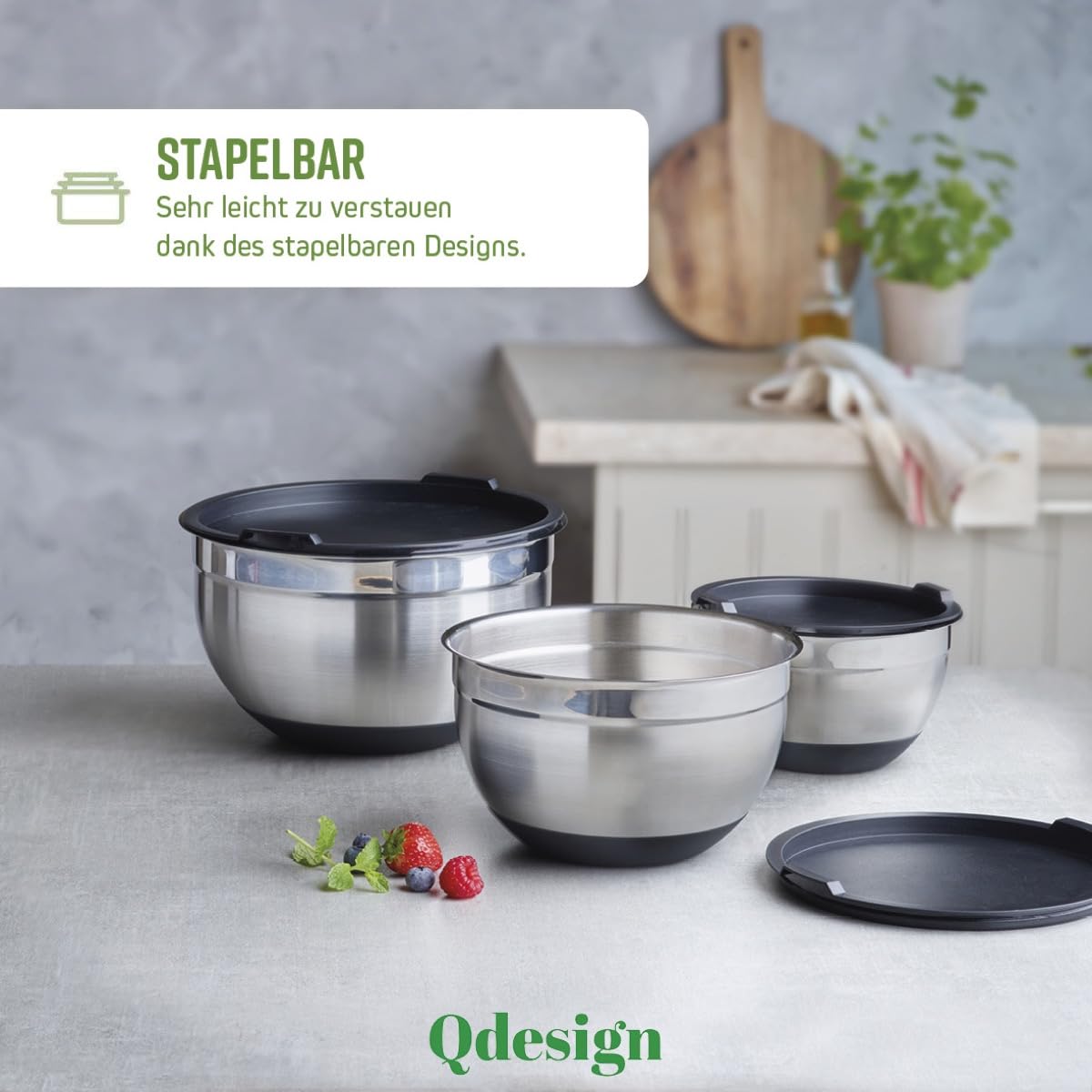 Qdesign - Set aus 3 Rührschüsseln aus Edelstahl mit Kunststoffdeckeln - 16 & 20 & 24 cm - Rührstäbchen Rutschfester Silikonboden - Stapelbar - Silberfarben