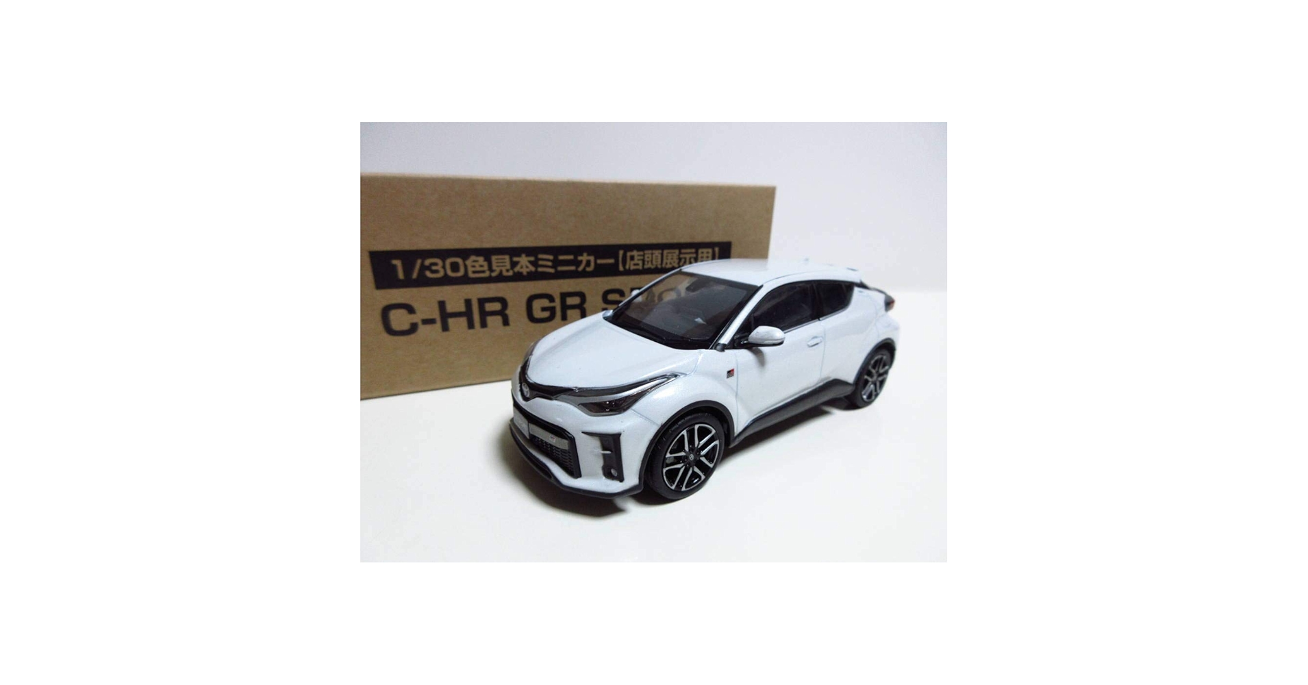 TOYOTA C-HR GR Sport ミニカー ホワイト Amazon | 1/30 トヨタ 新型C-HR 2019 最新型 後期 GRスポーツ