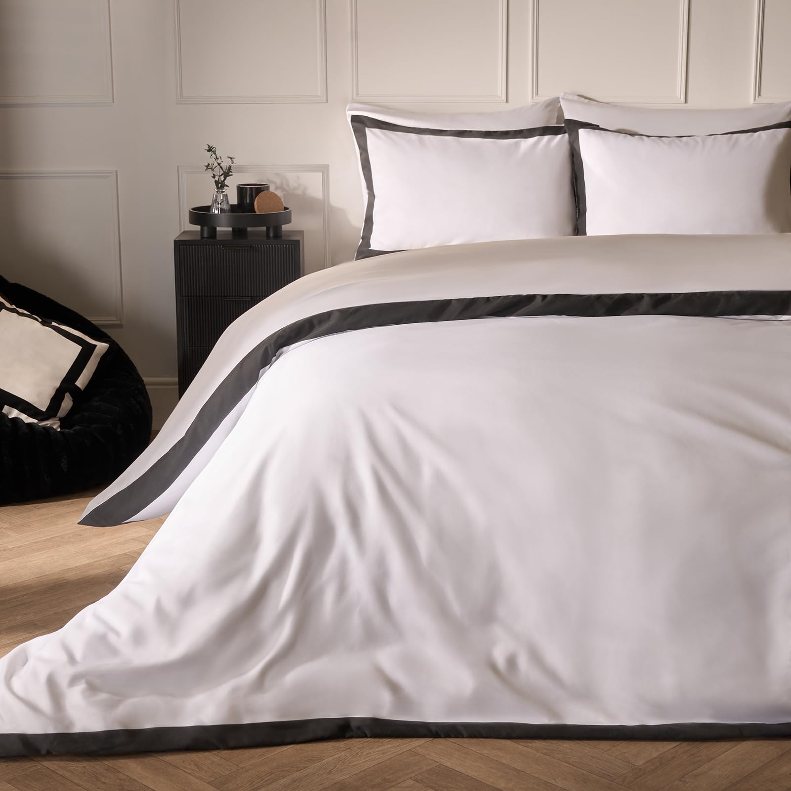 Brentfords Women's White/Charcoal Super King Bedding Set, Super Soft Warm Cosy Stylish Contrast Border Duvet Cover Luxurious Comfy Microfibre Super King Duvet Set With Pillowcases,