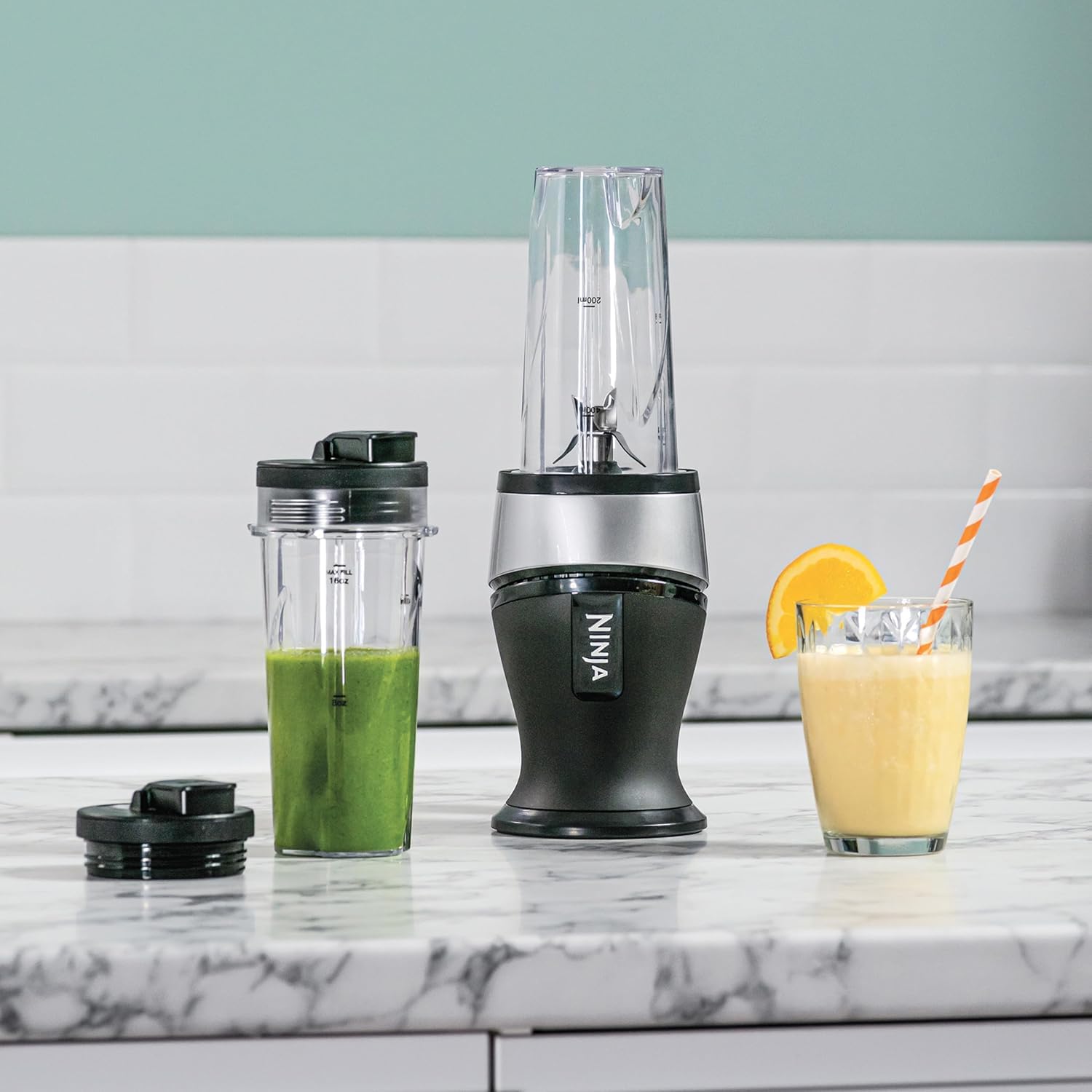 Ninja Batidora delgada de 700 W y batidora, 2 vasos de 470 ml con tapas de boquilla, licuadora personal, hielo triturado y fruta congelada, plata/negro QB3001UKS