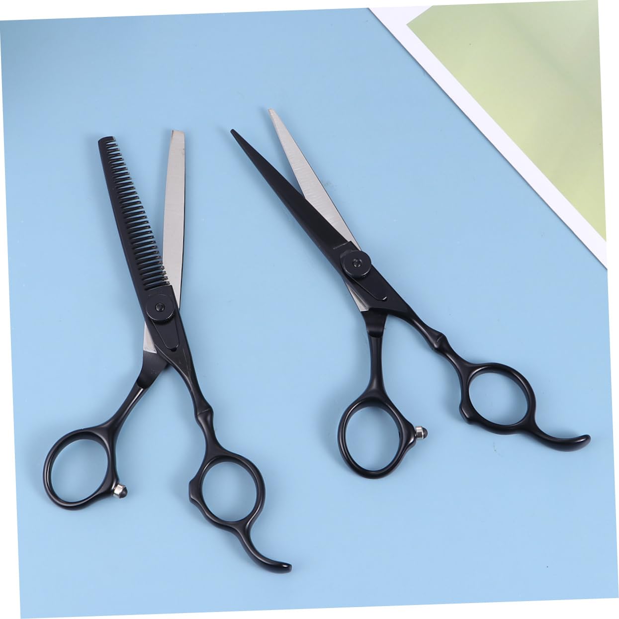 Set Forbici Parrucchiere Professionali 2 Pezzi in Acciaio Inox | Nero, Impugnatura Easy Grip e Pettine Incluso, per Uso Domestico e Salone, Resistente alla Ruggine