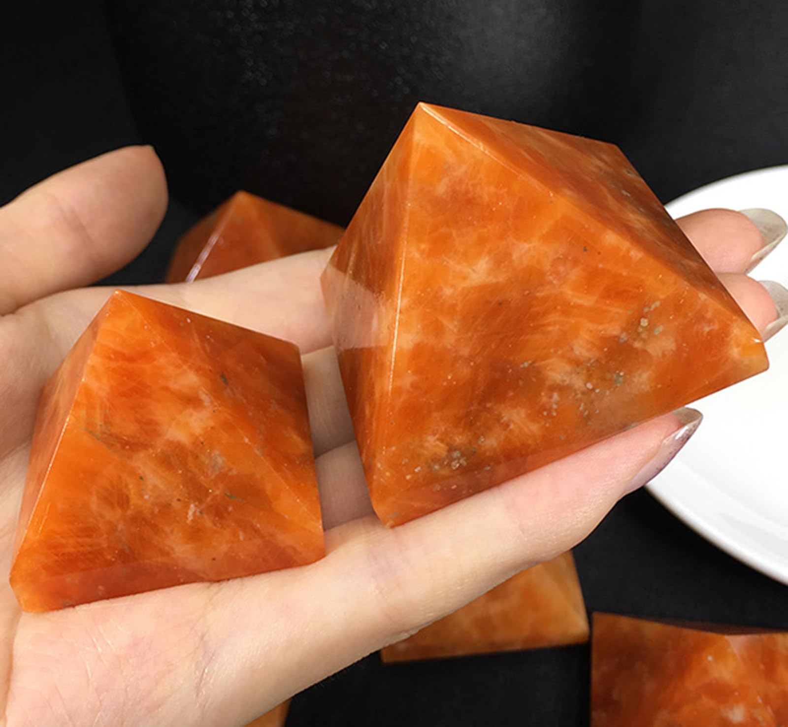 Piramide di Pietra Solare Naturale – Ornamento di Cristallo | Piramide di pietre curative realizzata a mano per decorazioni per la casa, Reiki, meditazione e Feng Shui