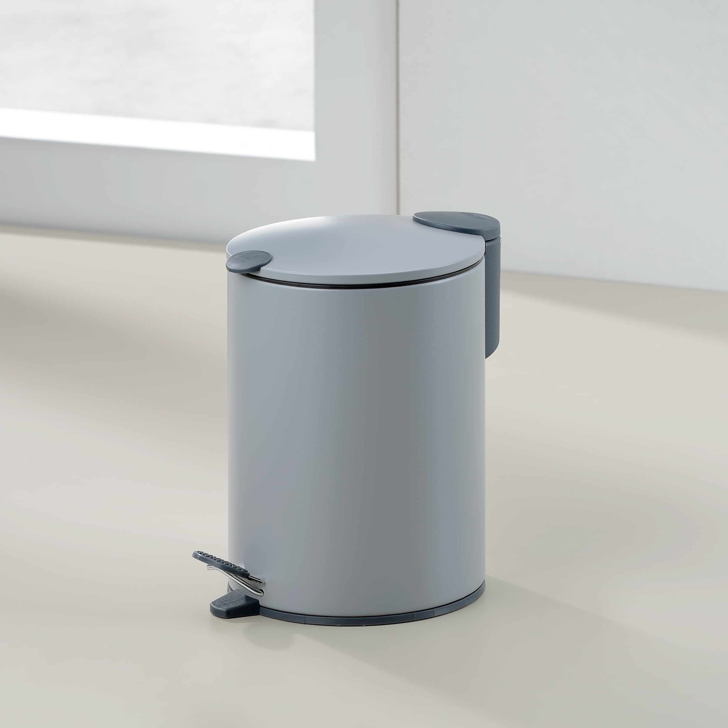 kela Secchio per cosmetici 3 l grigio chiaro opaco, coperchio Silent Close, pattumiera a pedale per bagno MATS, pattumiera da bagno con secchio interno e manici per il trasporto