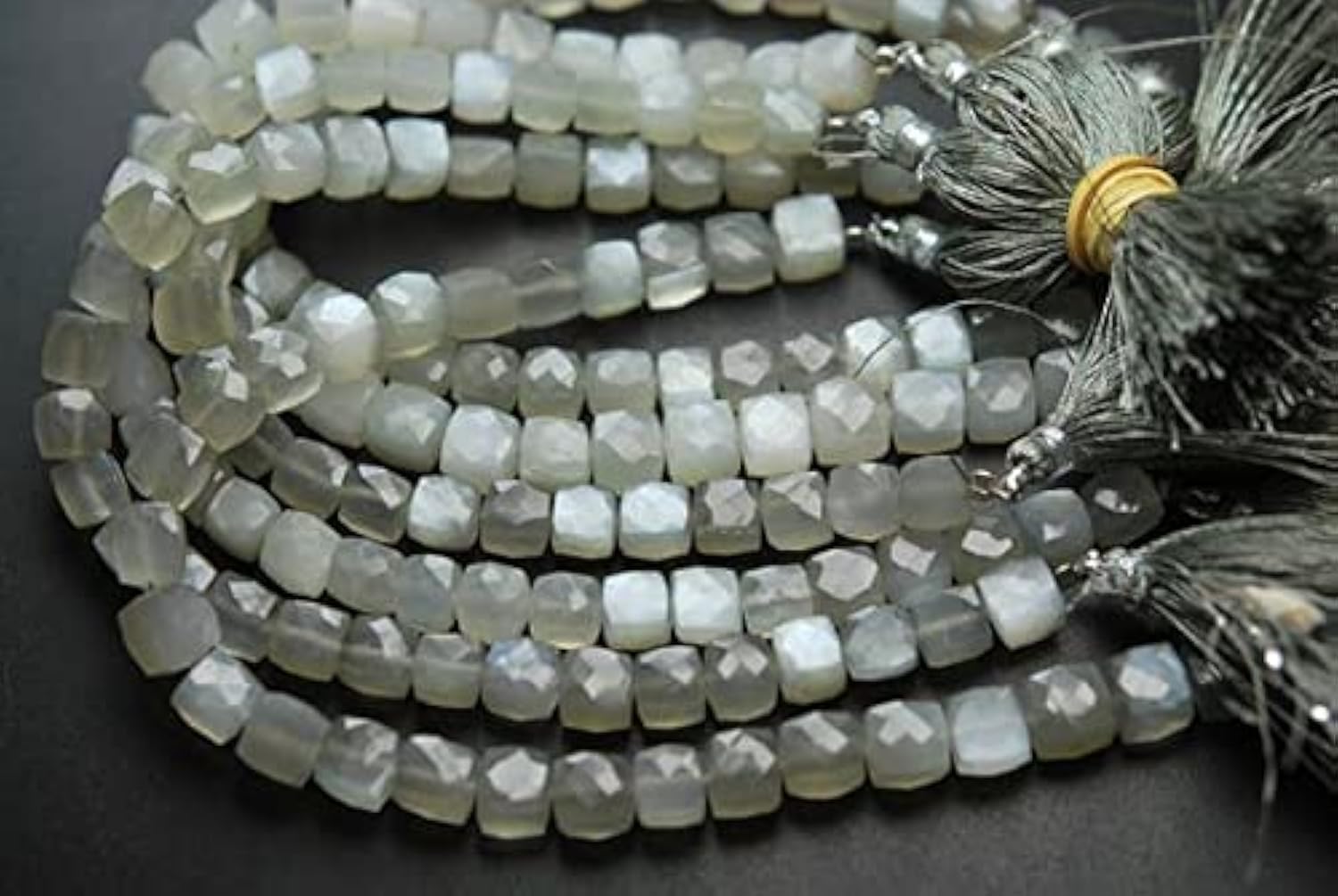 Pierre de lune grise briolette facettée haut de gamme pour création bijoux de luxe