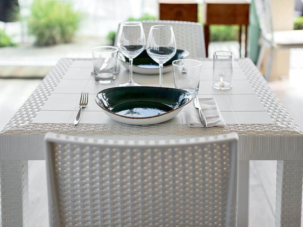 milani home - tavolo da giardino quadrato fisso in wicker effetto rattan bianco, 80 x 80 cm, in polipropilene, per terrazzo e portico