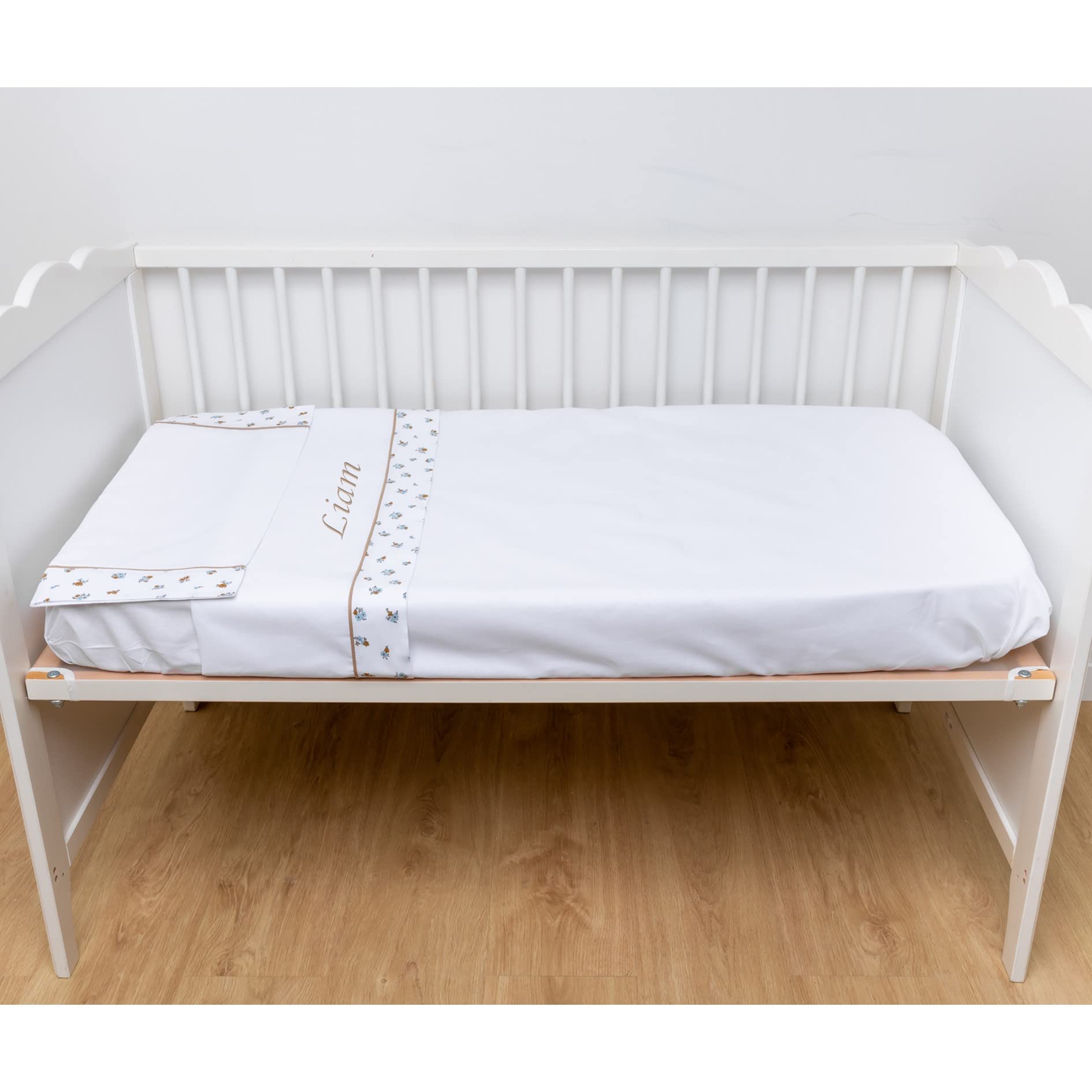 Nenel Completo da lenzuoli Personalizzati Ricamati con il nome dei bebè - Completo 3 Pezzi (Lenzuolo sotto + Lenzuolo + Federa per Cuscino) - Fiori Blu - Culla grande 70x140 cm
