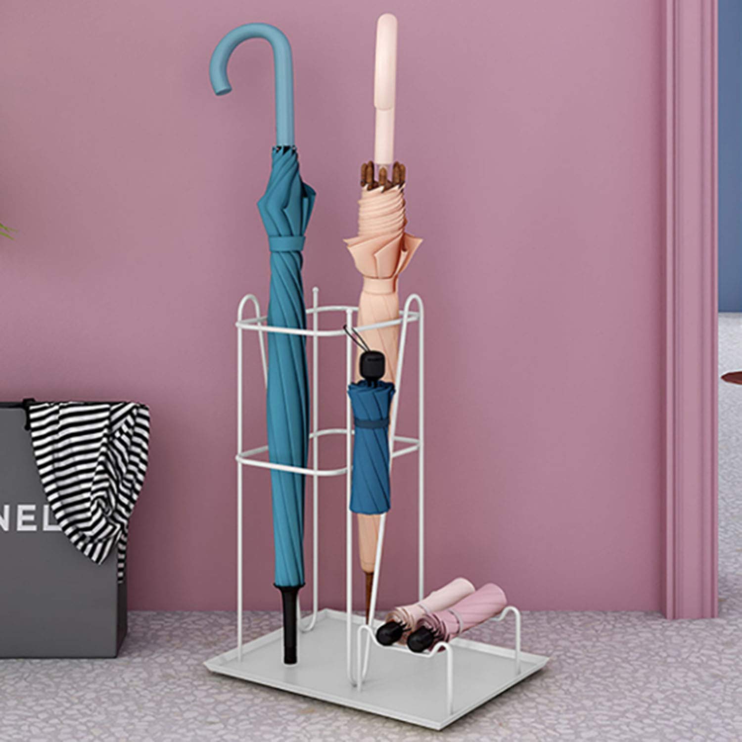 Porte-parapluie design en métal pour garder un couloir propre et sec