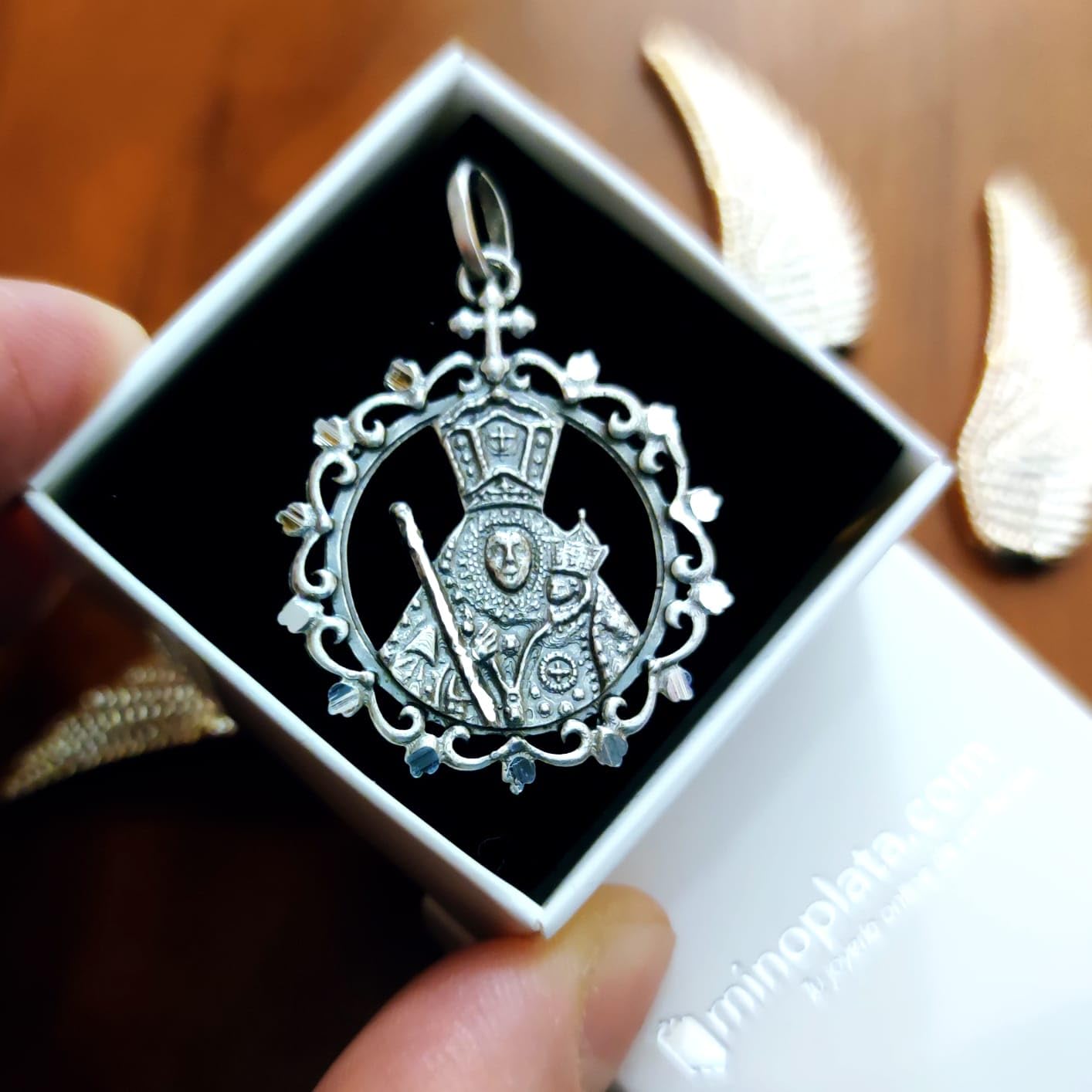 Medalla Colgante Virgen de la Cabeza, Plata de Ley 925 Envejecida, Calada con Cerco Tallado, 40mm x 28mm