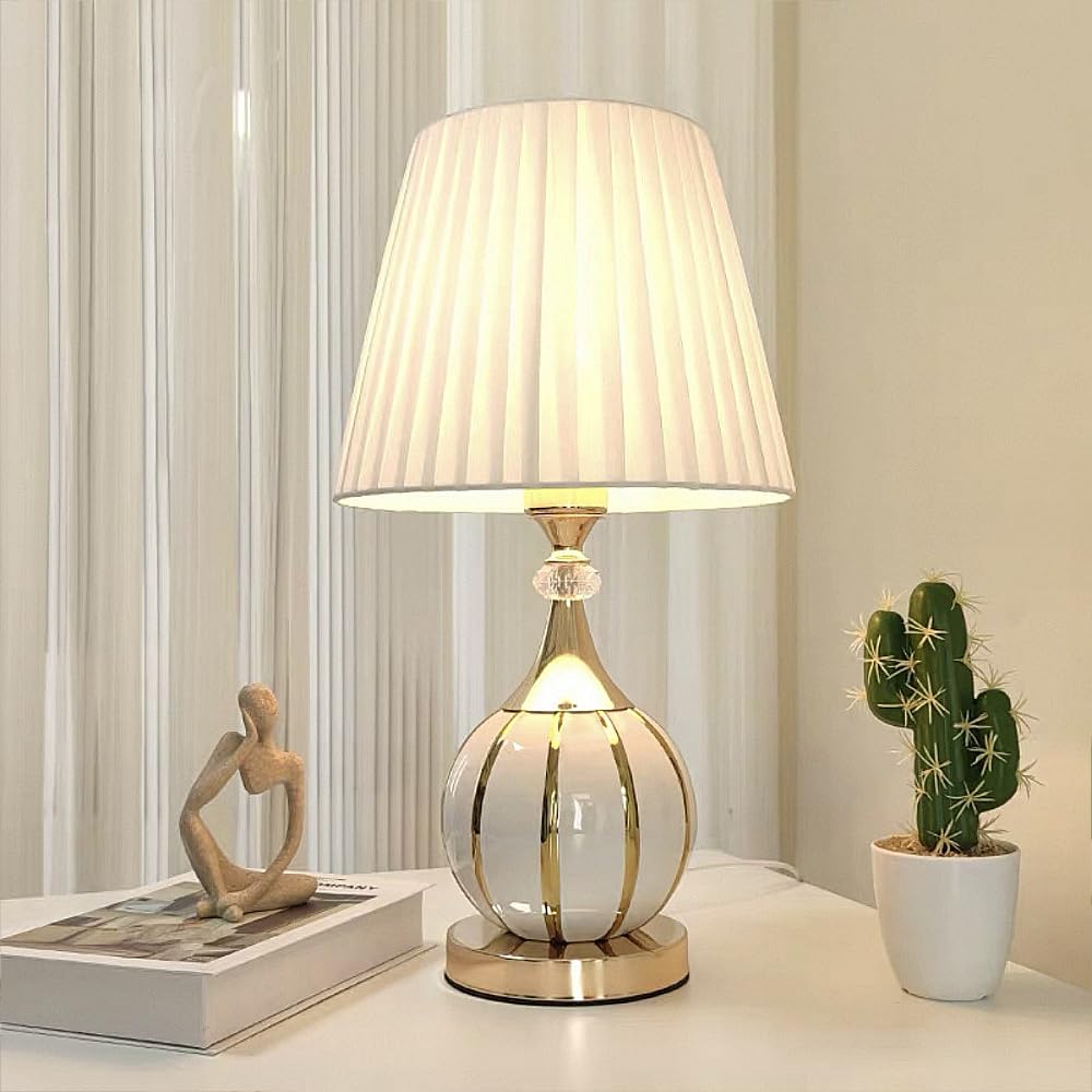 XINYASEE Moderne weiße Keramik-Tischlampe mit goldenen Streifen, Kristallakzenten, plissiertem Stoffschirm, elegante Nachttischlampe für Schlafzimmer, Wohnzimmer, Büro, moderne Einrichtung (Weiß)