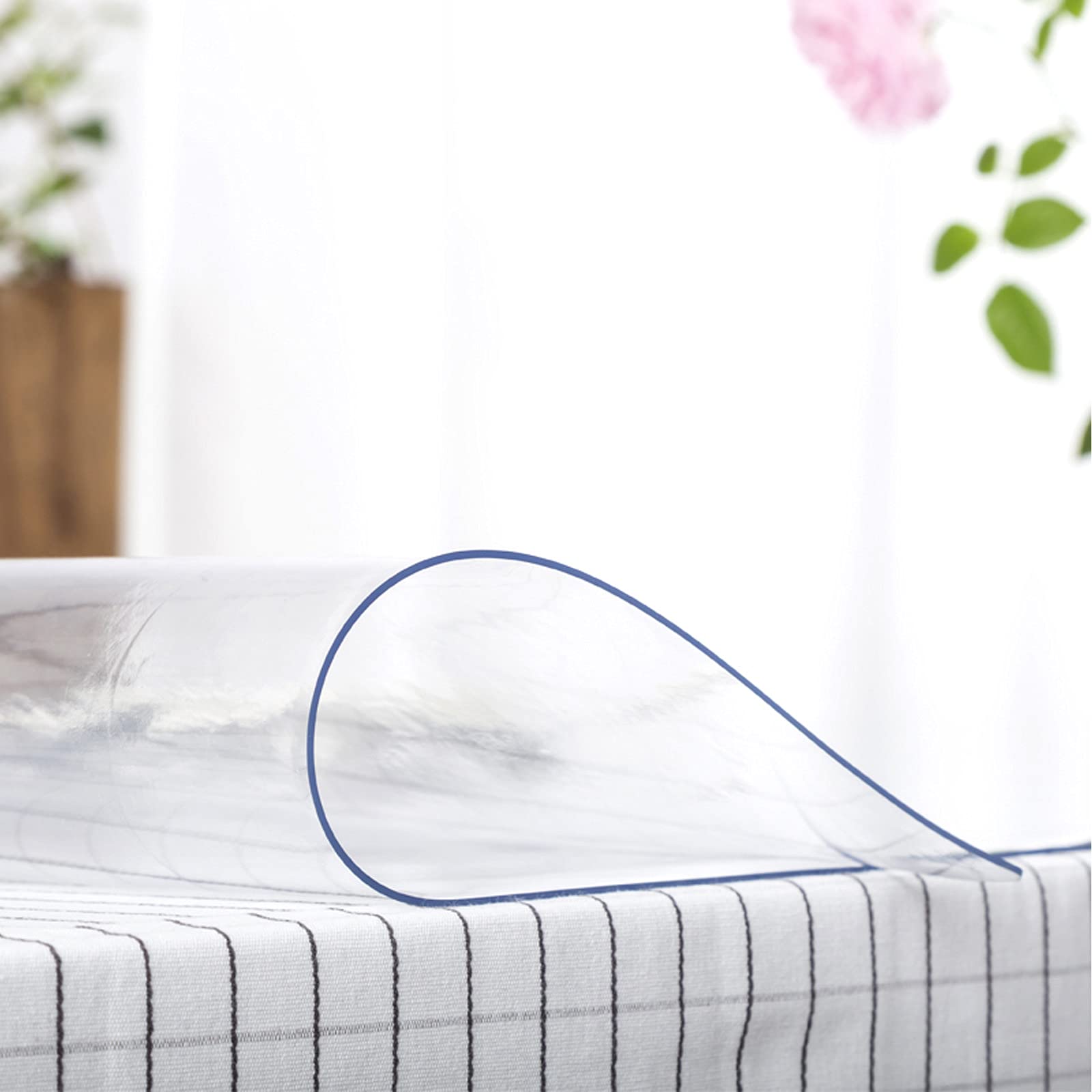 Nappe transparente pour protéger votre meuble TV et bureau lors des activités quotidiennes