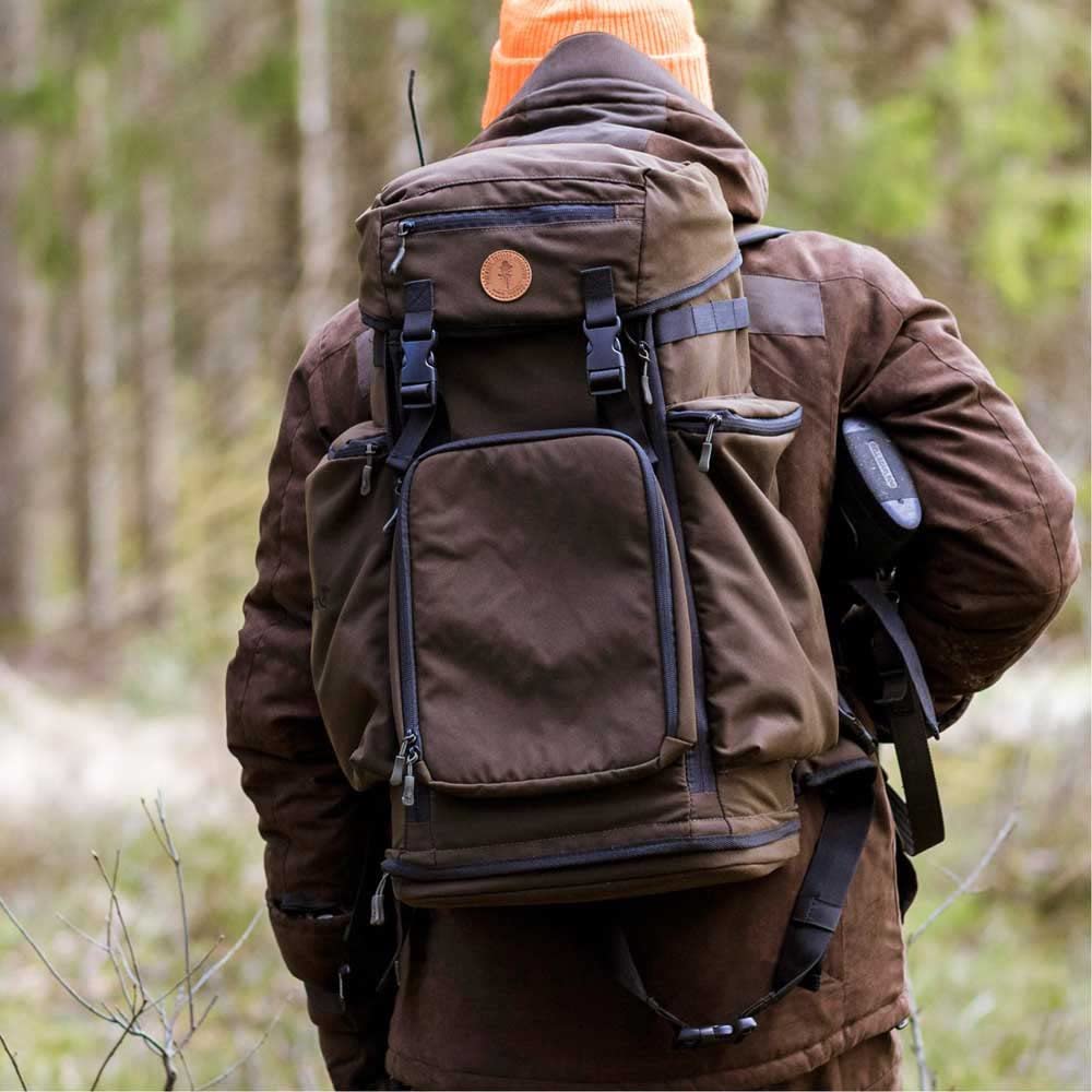 Pinewood unisex Wildmark Rucksack - Jagdrucksack mit praktischen Taschen - kann in einen Stuhl verwandelt werden, ideal für die Jagd, Wandern und Angeln - strapazierfähig