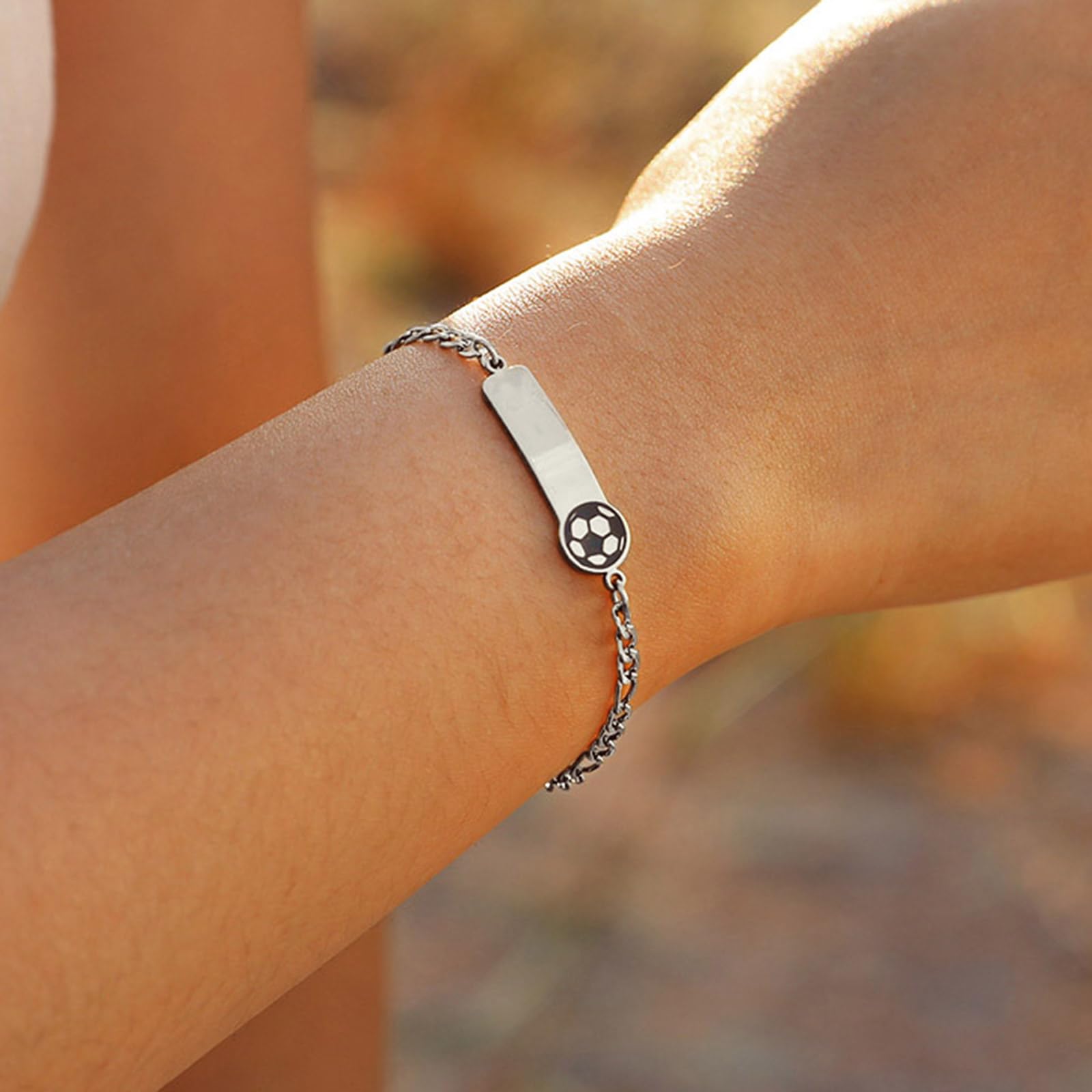 Bracelet Enfant de Football Gourmette Personnalisé - Réglable Acier Inoxydable Bracelet Identification Nom Gravure Figaro Chaîne et Football Cadeau d'Anniversaire pour Enfants Bébés Fille Garcon