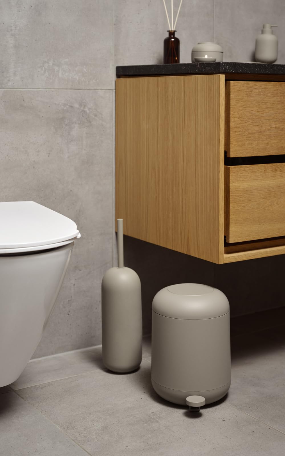 Zone Denmark Sensu Toilettenbürste, WC Bürste, Klobürste in Schönem Dänischem Design, Bürstengarnitur mit Bürste und Halter fürs Badezimmer, Stehend, Durchm. 11,8 cm, Höhe 41 cm, Taupe