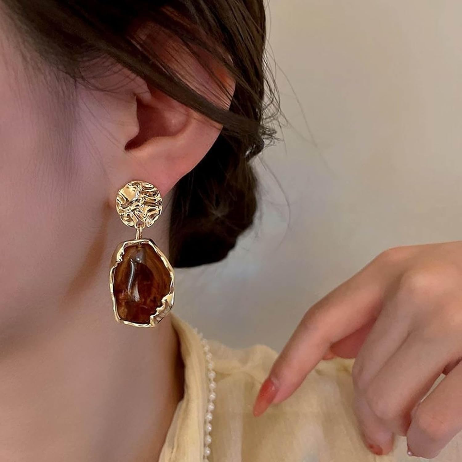 Vintage Irregular Acrylic Dangle Earrings Enamel Brown Drop Earrings Gold Hammered Disc Stud Earrings Acrylic Brown Geometric Earrings Jewelry for Women - Image 8