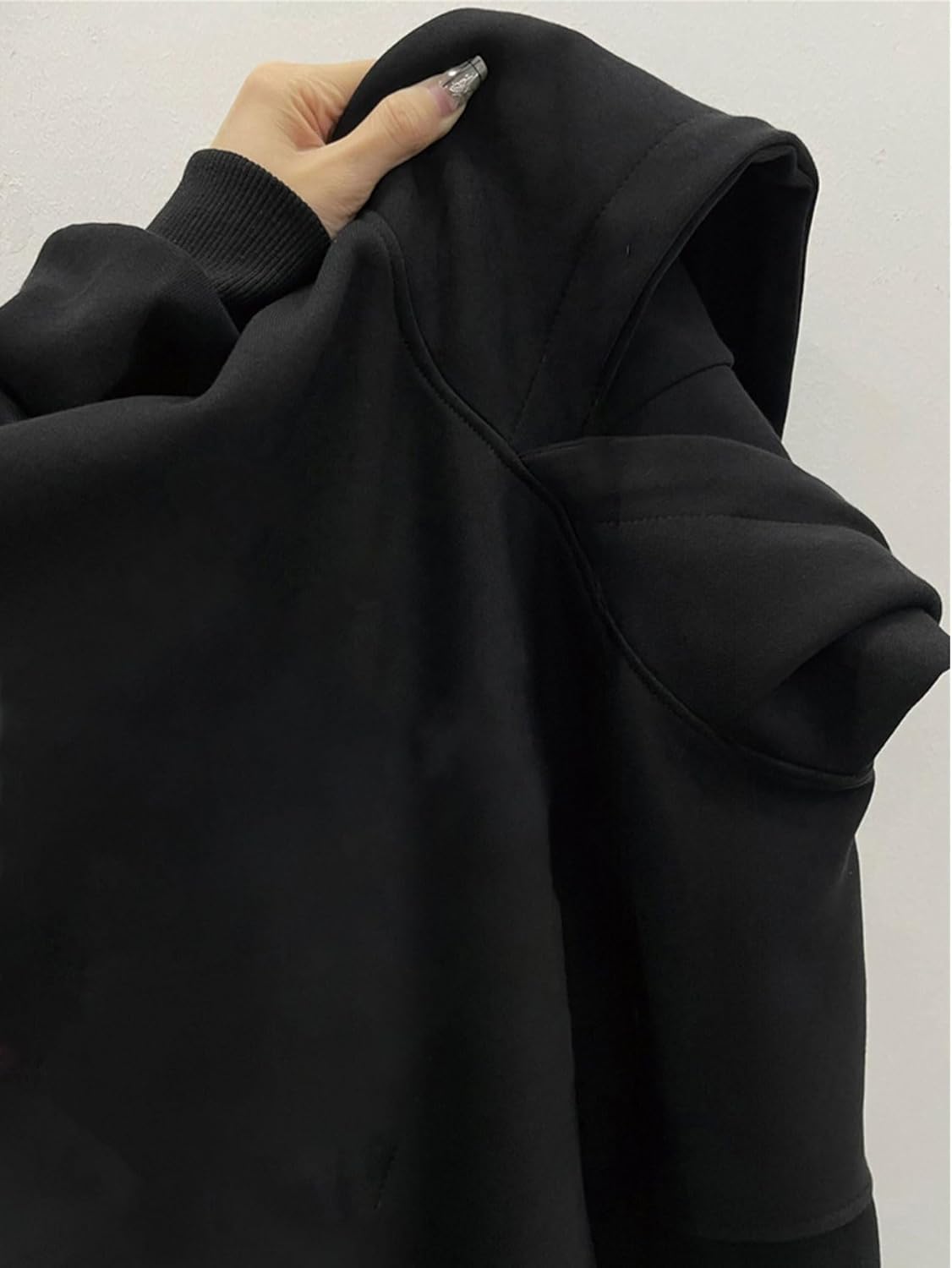 Simple hooded sweatshirt, loose fit, with hood, ribbed cuffs, and concealed kangaroo pocket - Image 7