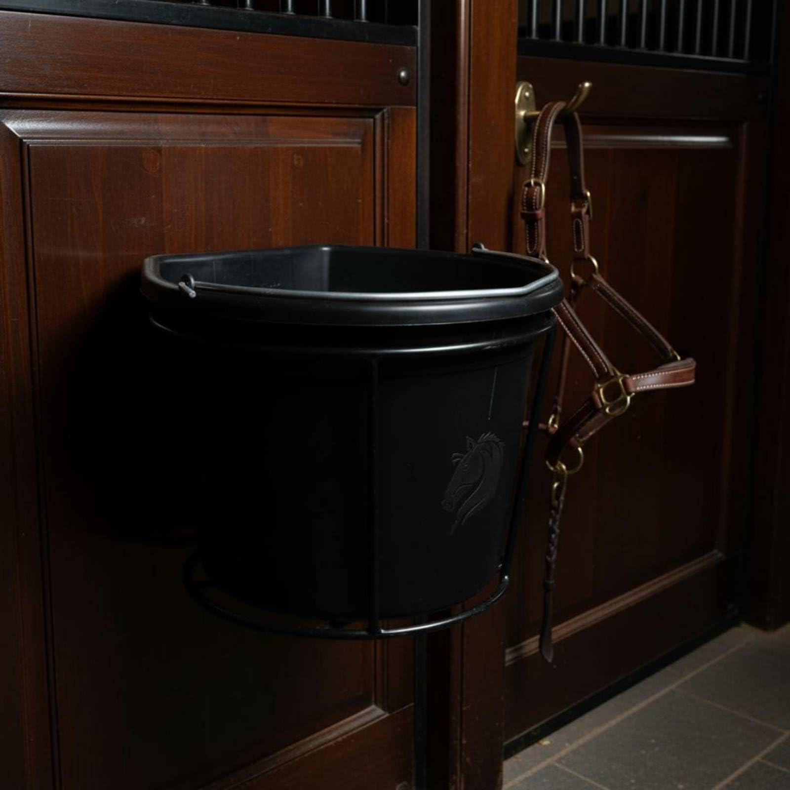 Balde Colgante Gran Capacidad Cubeta Plástica Negra Impermeable Material Ecuestre para Caballeriza
