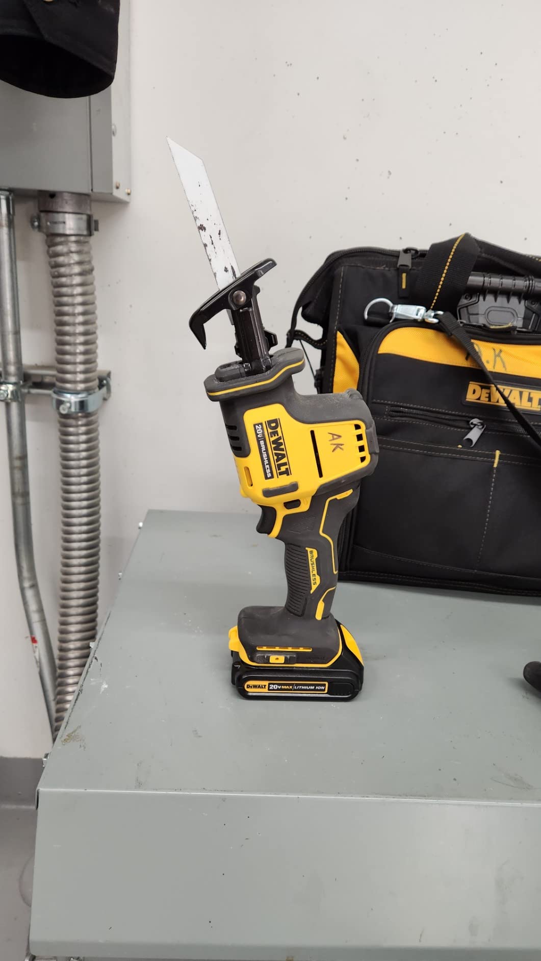 DEWALT 20V MAX ATOMIC Lithium-Ion Cordless Brushless One-Handed Reciprocating Saw (Tool Only) photo review