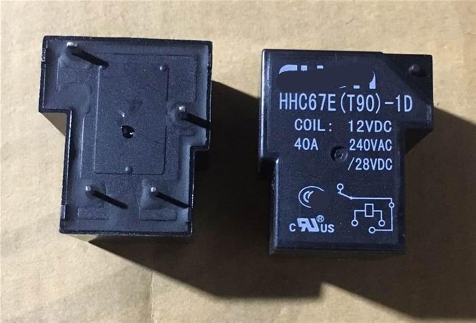 Relé 12VDC T90 1B 4P con capacidad de 40A para soportar altas cargas de corriente continua 3