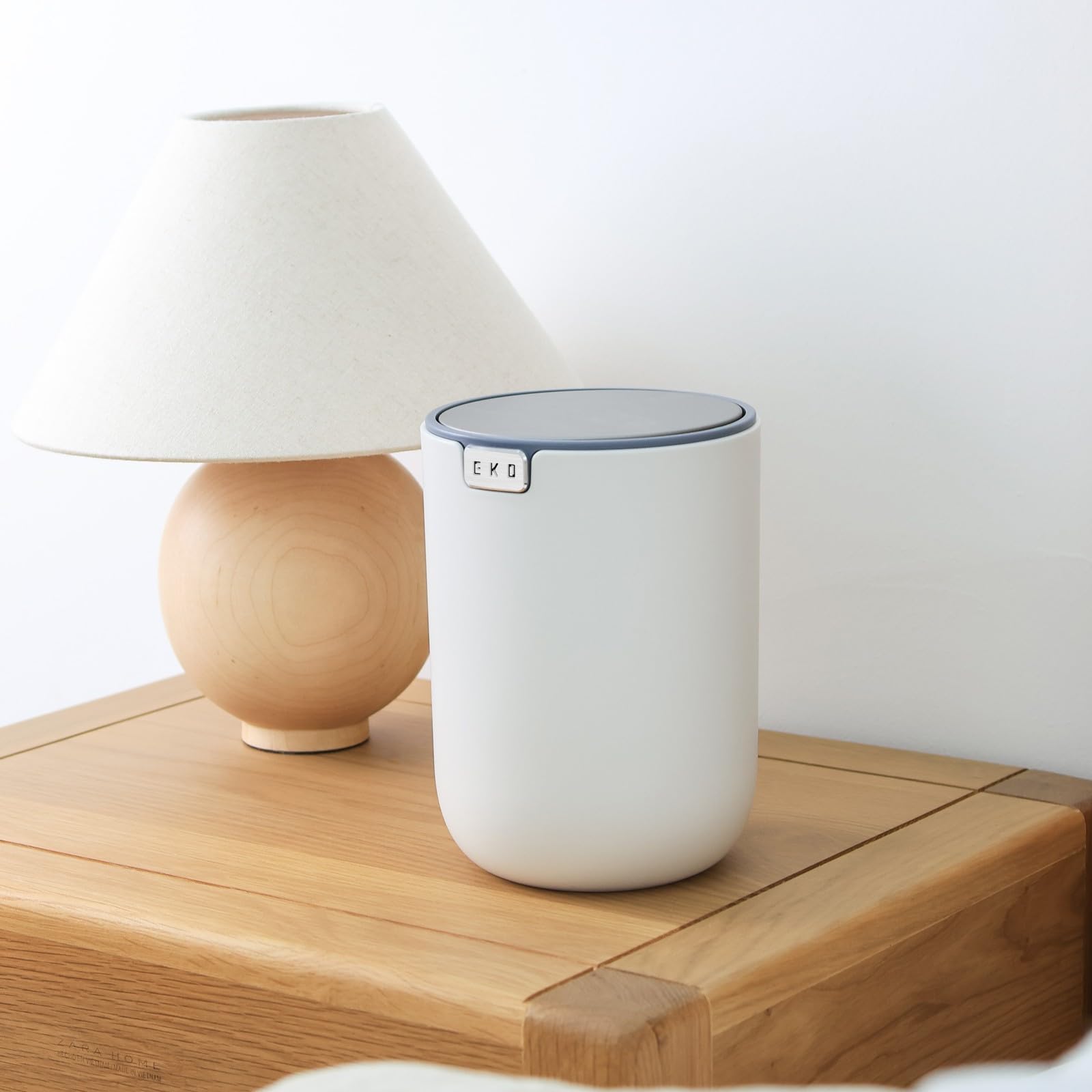 EKO - Minicubo de basura de escritorio con tapa abatible de 1,5 L y base pequeña y redonda para oficina, hogar, coche (blanco)