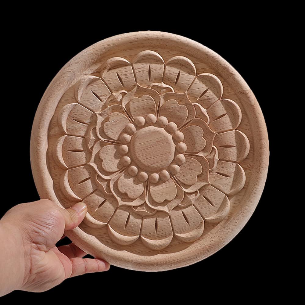 Décoration de fenêtre et meuble grâce à l'onlay fleur en bois brut