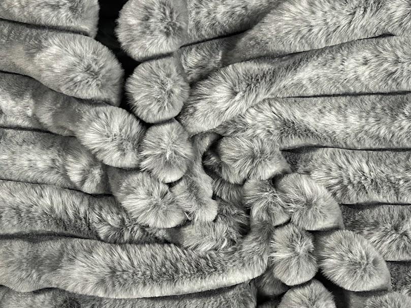 Tissu imitation fourrure givré gris au rouleau de 10 mètres pour couture