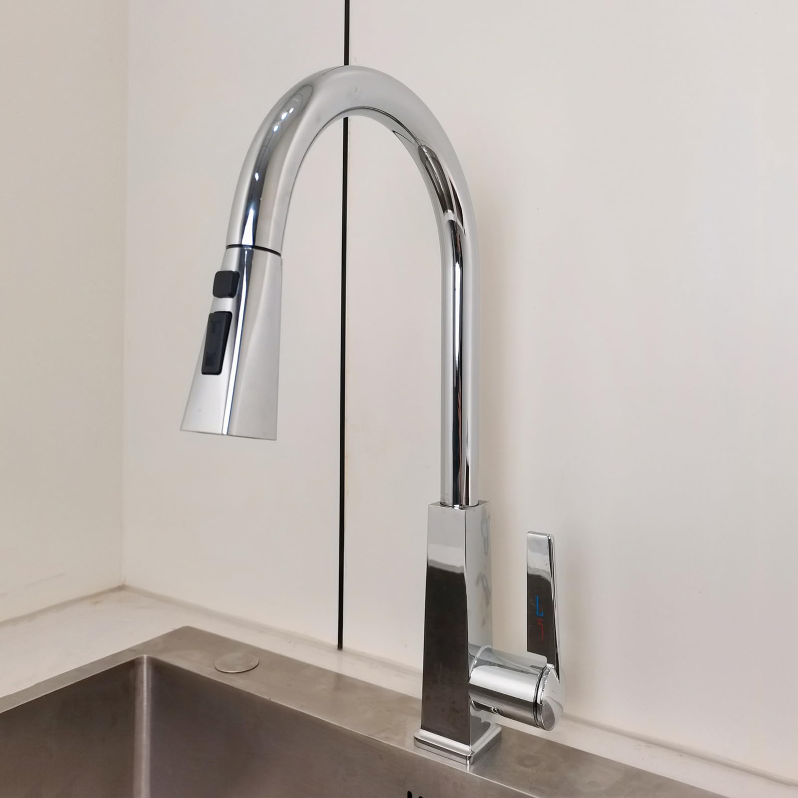 Obrotowa głowica natryskowa do baterii kuchennej o 360°, chromowany wyciągany wąż, pojedynczy uchwyt, współczesny design dla łatwego dostępu do kuchni i ulepszonego czyszczenia