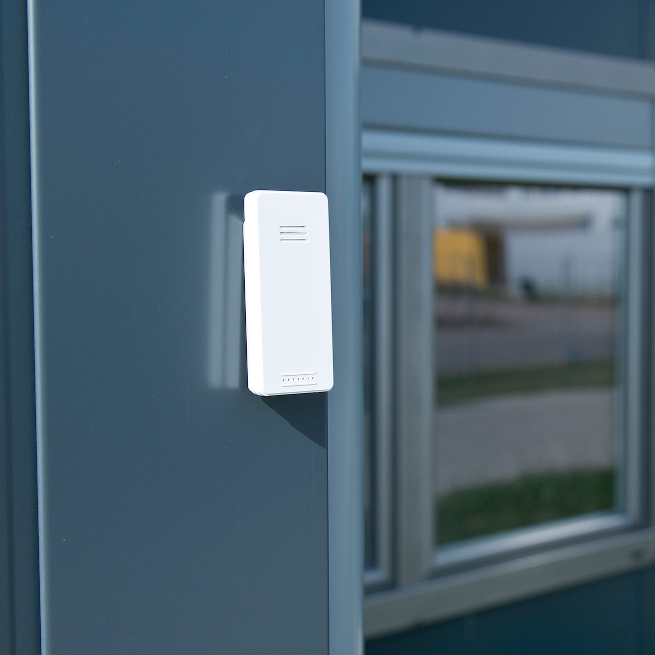 infactory Wetterstation mit Strom: Funk-Wetterstation mit Außensensor, Wecker & USB-Ladeport (2 Ampere) (mit Netzteil, mit Stromanschluss, iPad)