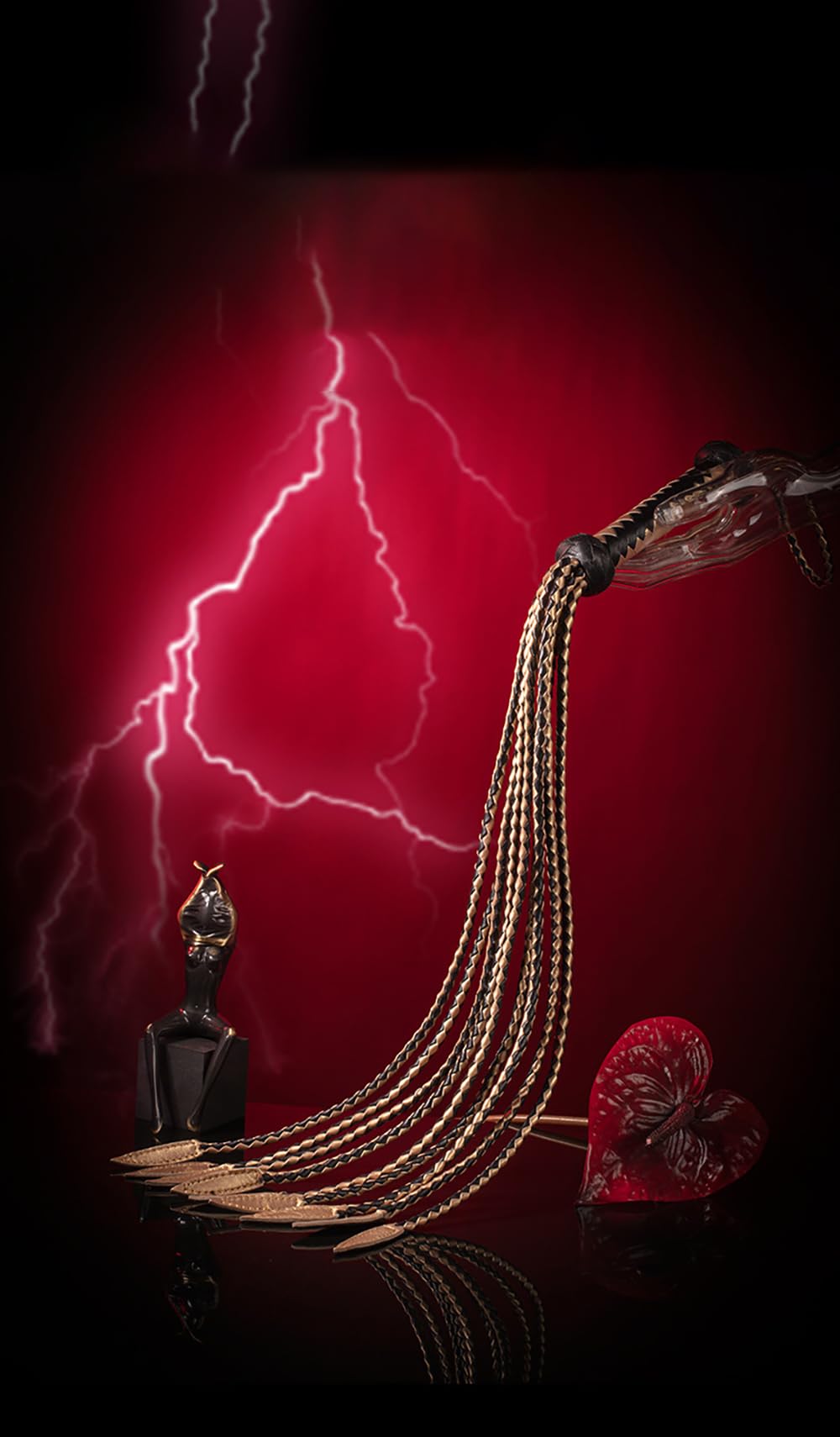 Leder Peitsche in Schwarz und Gold – Geflochtene Quastenpeitsche für Fetisch, BDSM und Bühnenauftritte – Robuster Flogger für Sinnliche Rollenspiele und Shows