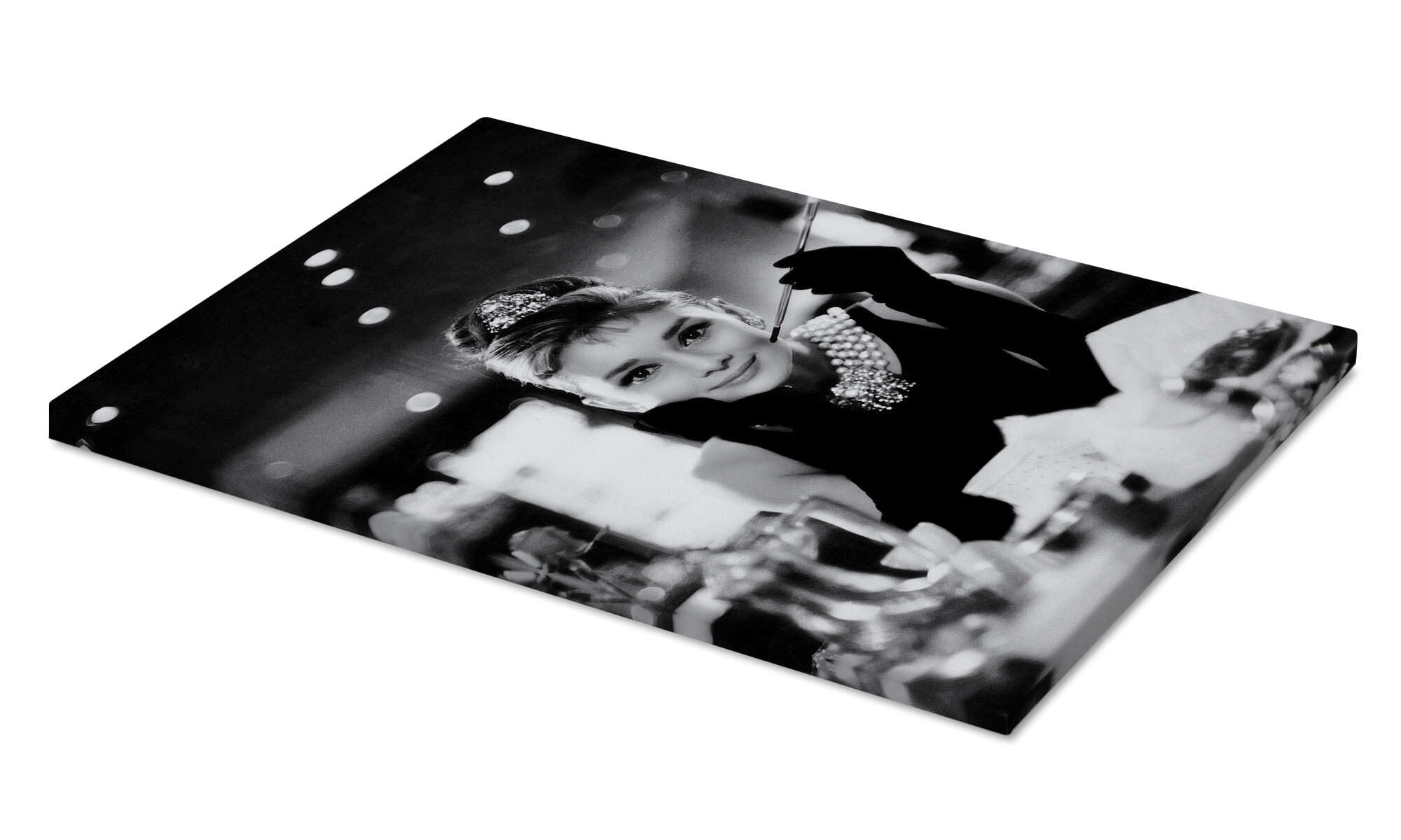 Posterlounge Audrey Hepburn in Colazione da Tiffany Stampa su tela | 40 x 60 cm di Celebrity Collection Nero e Bianco Quadri Decorazione per pareti
