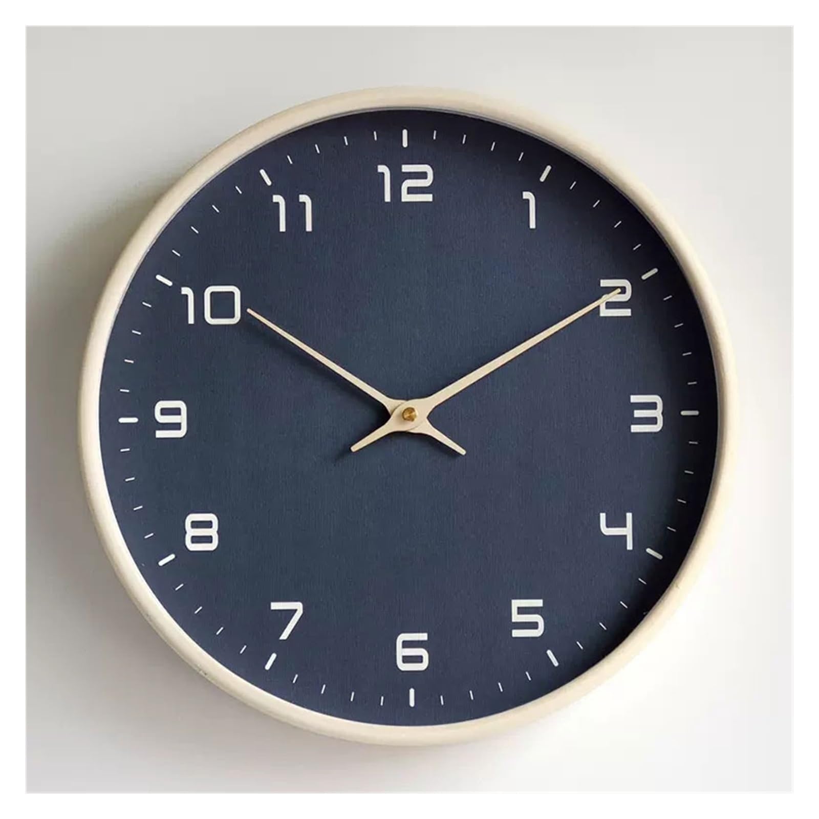 Horloge murale moderne WAOCEO en bois idéal pour sublimer le design de votre salon