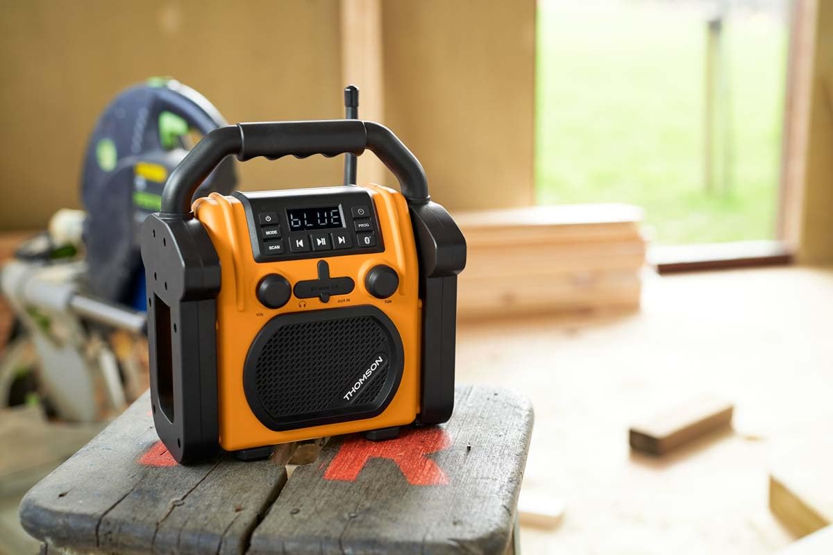 Thomson WKR60BT - Radio de Obra con Bluetooth, Radio FM PLL, AUX-IN, Toma Auricular, USB Reproductor, 30W Musicales, IPX54, alimentación 230V Cable ó 4 Pilas LR14 (no Incluidas)